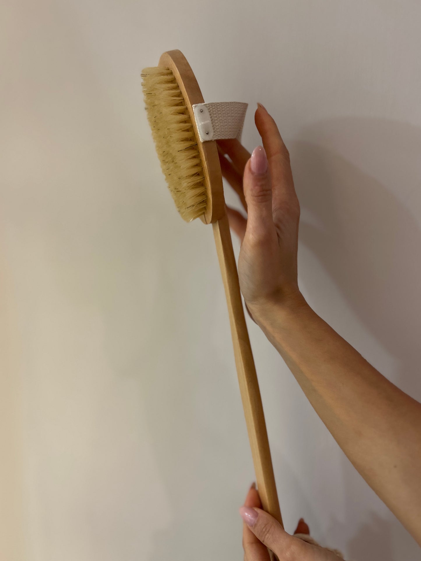 SPAZZOLA PER IL CORPO IN SETOLE NATURALI CON MANICO