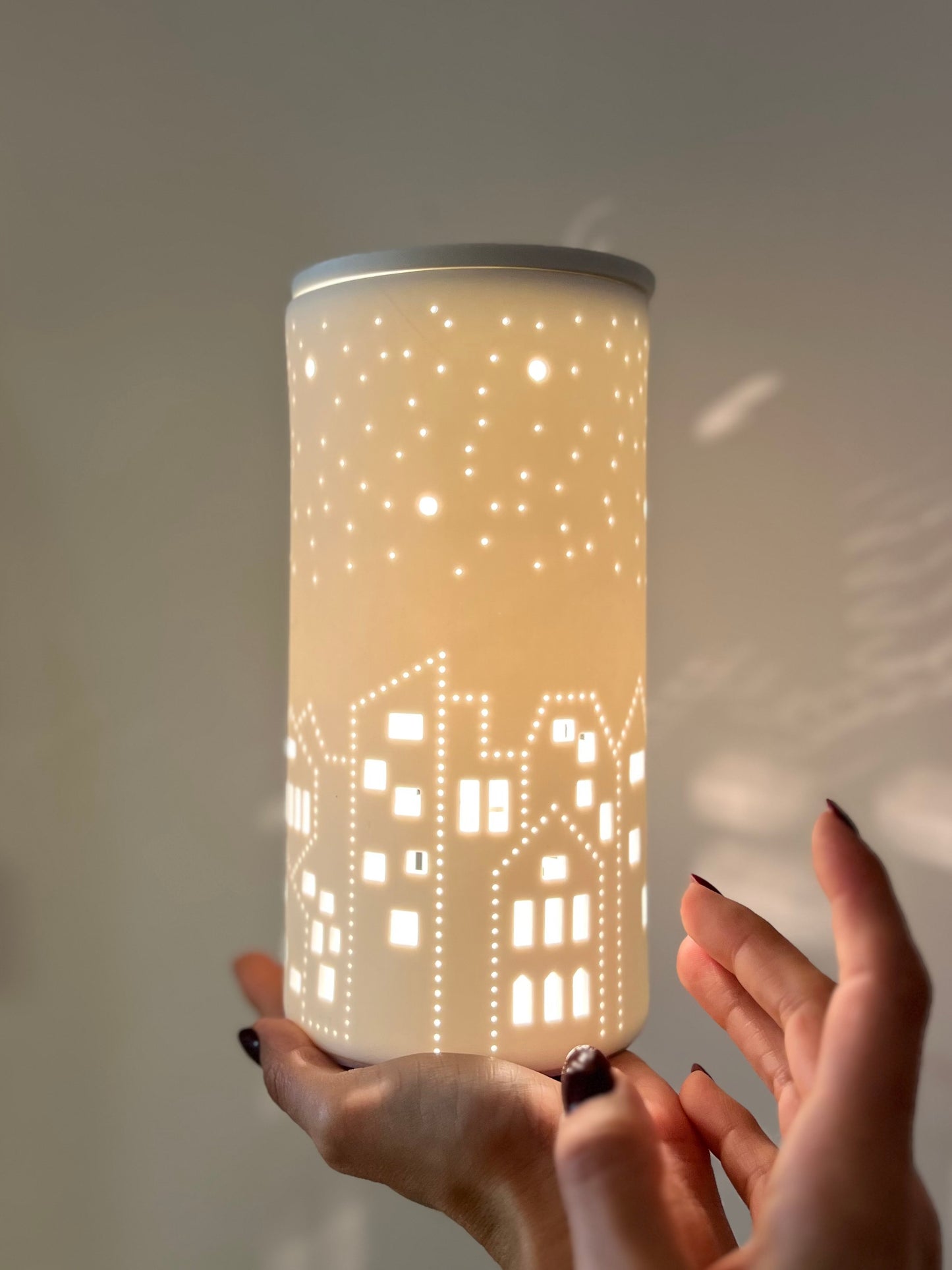 LAMPADA A DIFFUSORE ELETTRICO IN CERAMICA TRAFORATA, CON OLIO ESSENZIALE CHRISTMAS VIBES