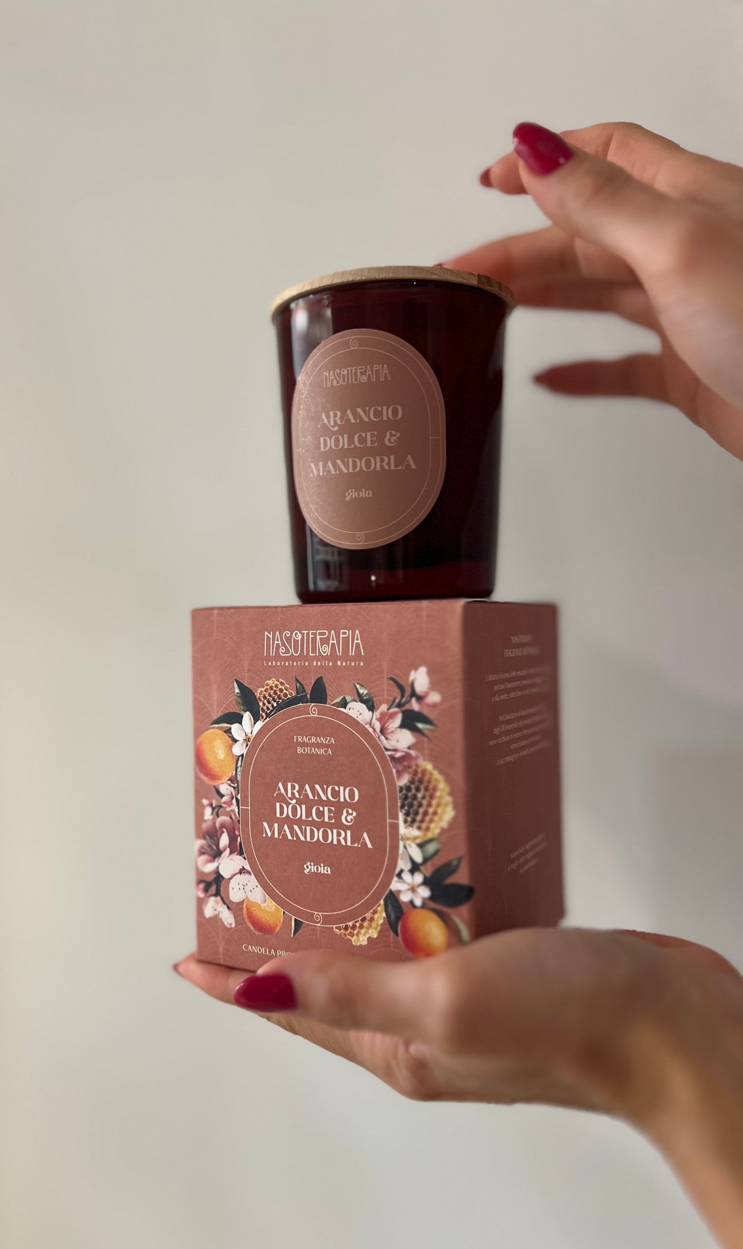 CANDELA IN CERA VEGETALE ARANCIO DOLCE E MANDORLA 180gr