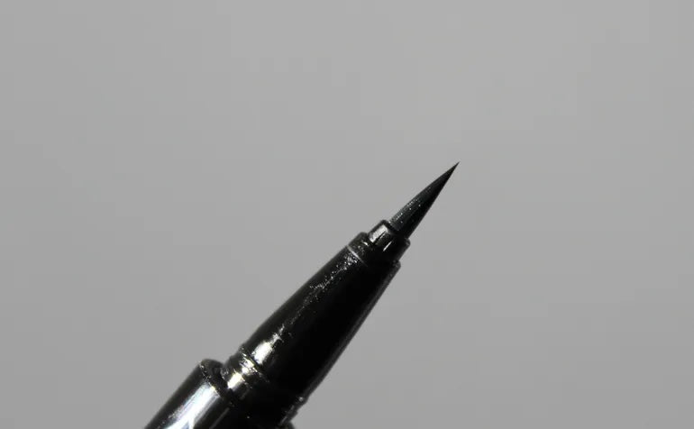 EYELINER "ON FLEEK" BRUSH PEN