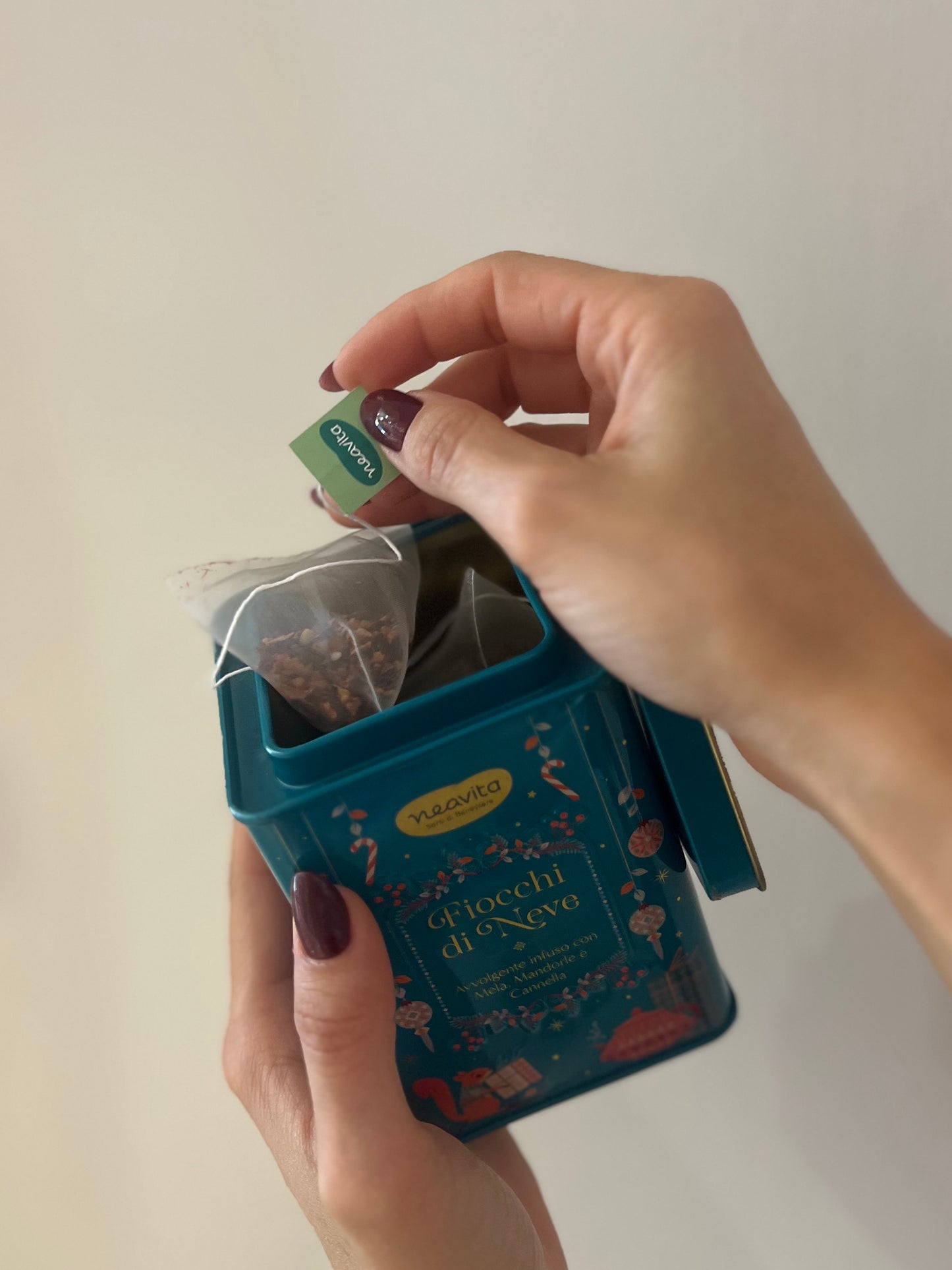 BARATTOLO IN LATTA CON INFUSO "FIOCCHI DI NEVE" CHRISTMAS LIMITED EDITION