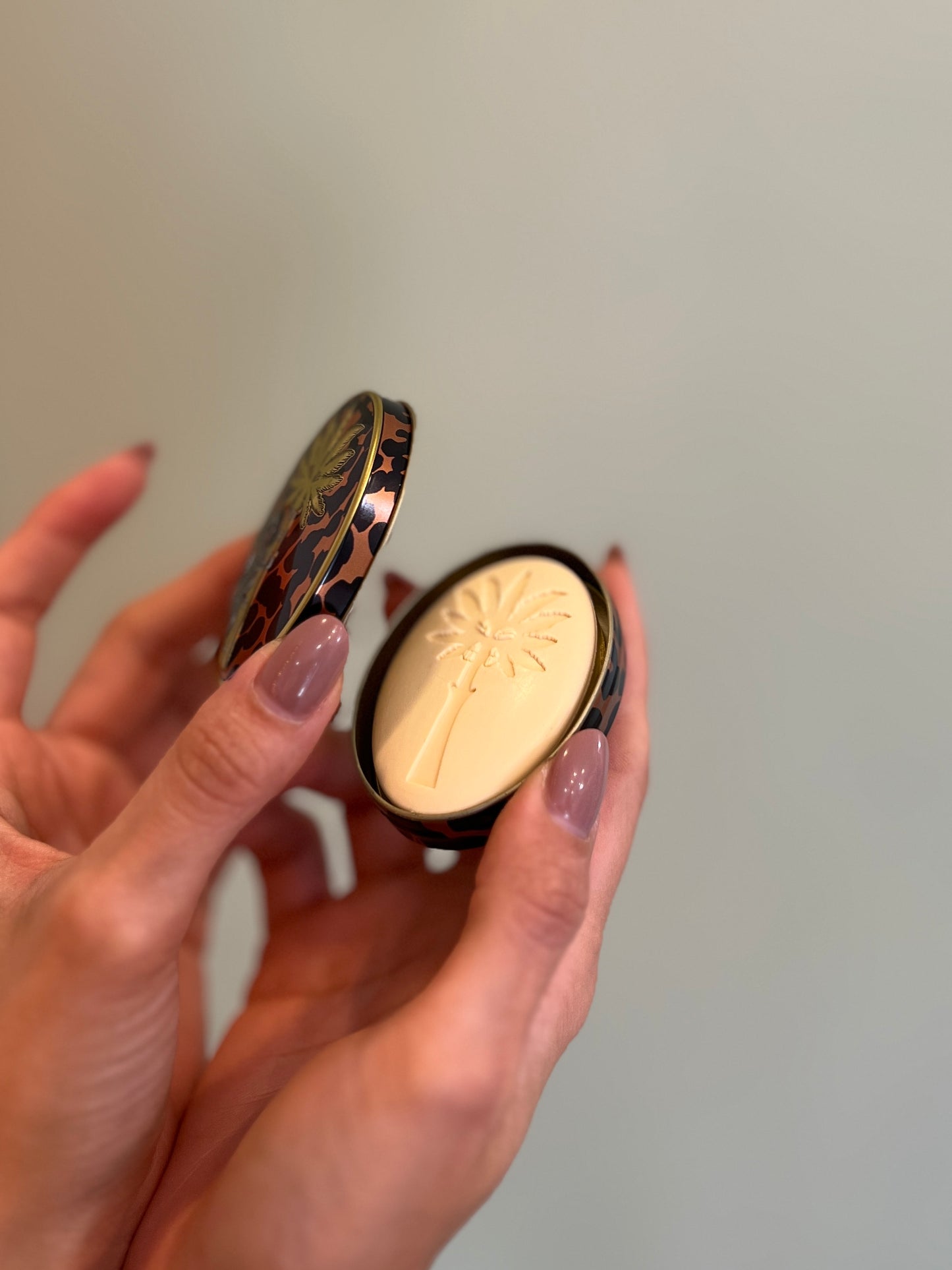 SAPONE AMBRA NERA CON SCATOLINA DI LATTA 25gr