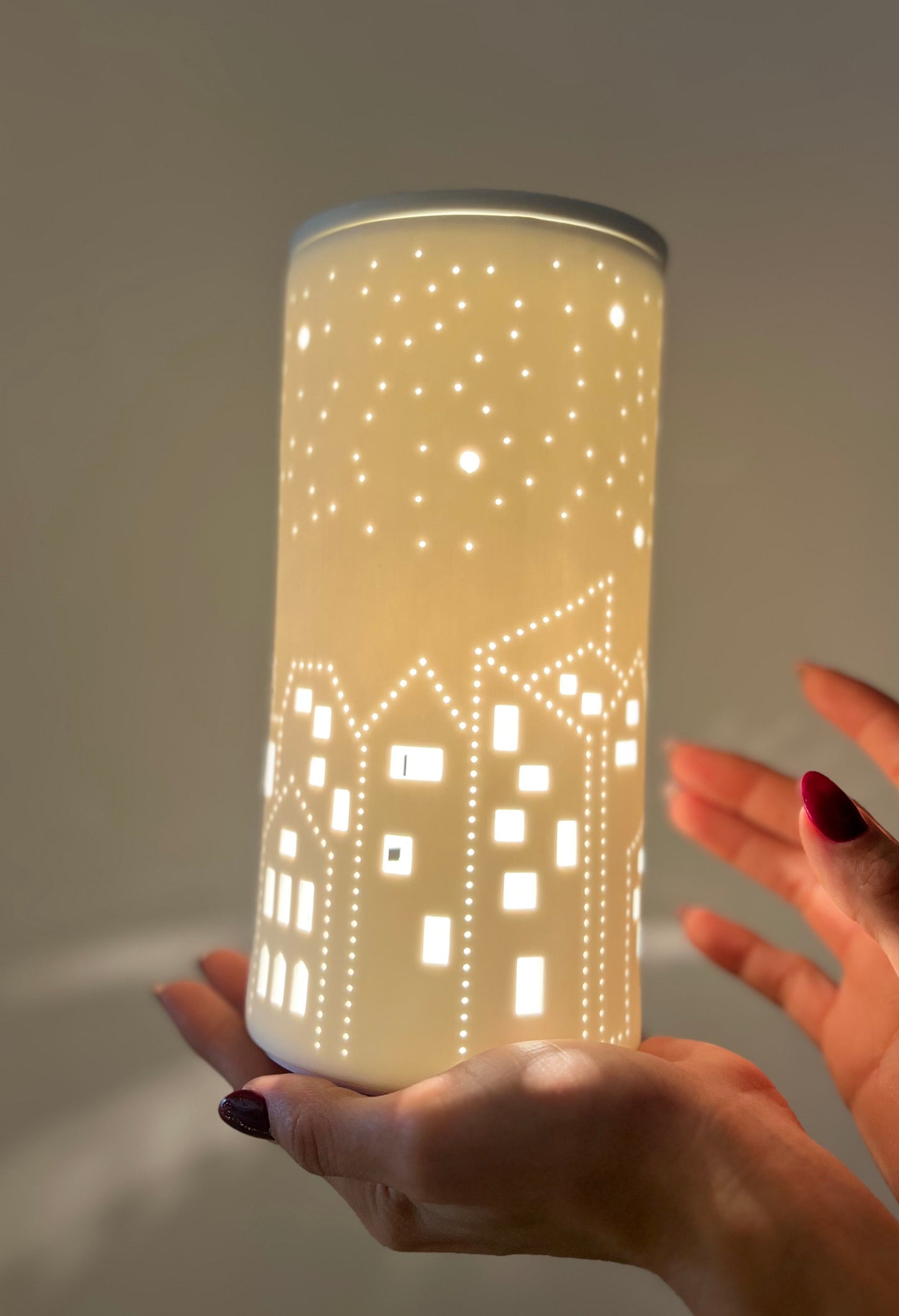 LAMPADA A DIFFUSORE ELETTRICO IN CERAMICA TRAFORATA, CON OLIO ESSENZIALE CHRISTMAS VIBES