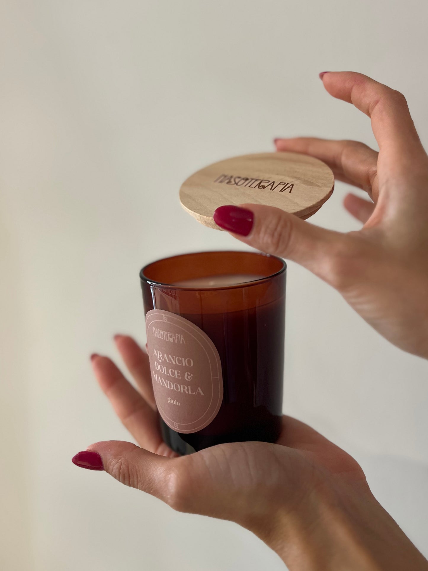 CANDELA IN CERA VEGETALE ARANCIO DOLCE E MANDORLA 180gr