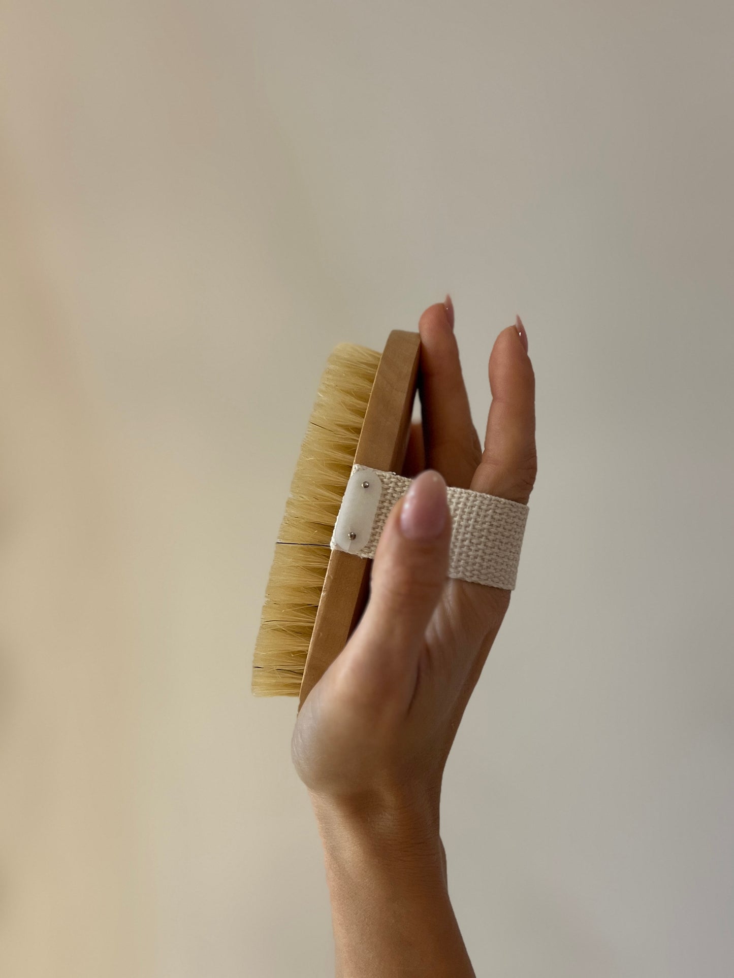 SPAZZOLA PER IL CORPO IN SETOLE NATURALI CON MANICO