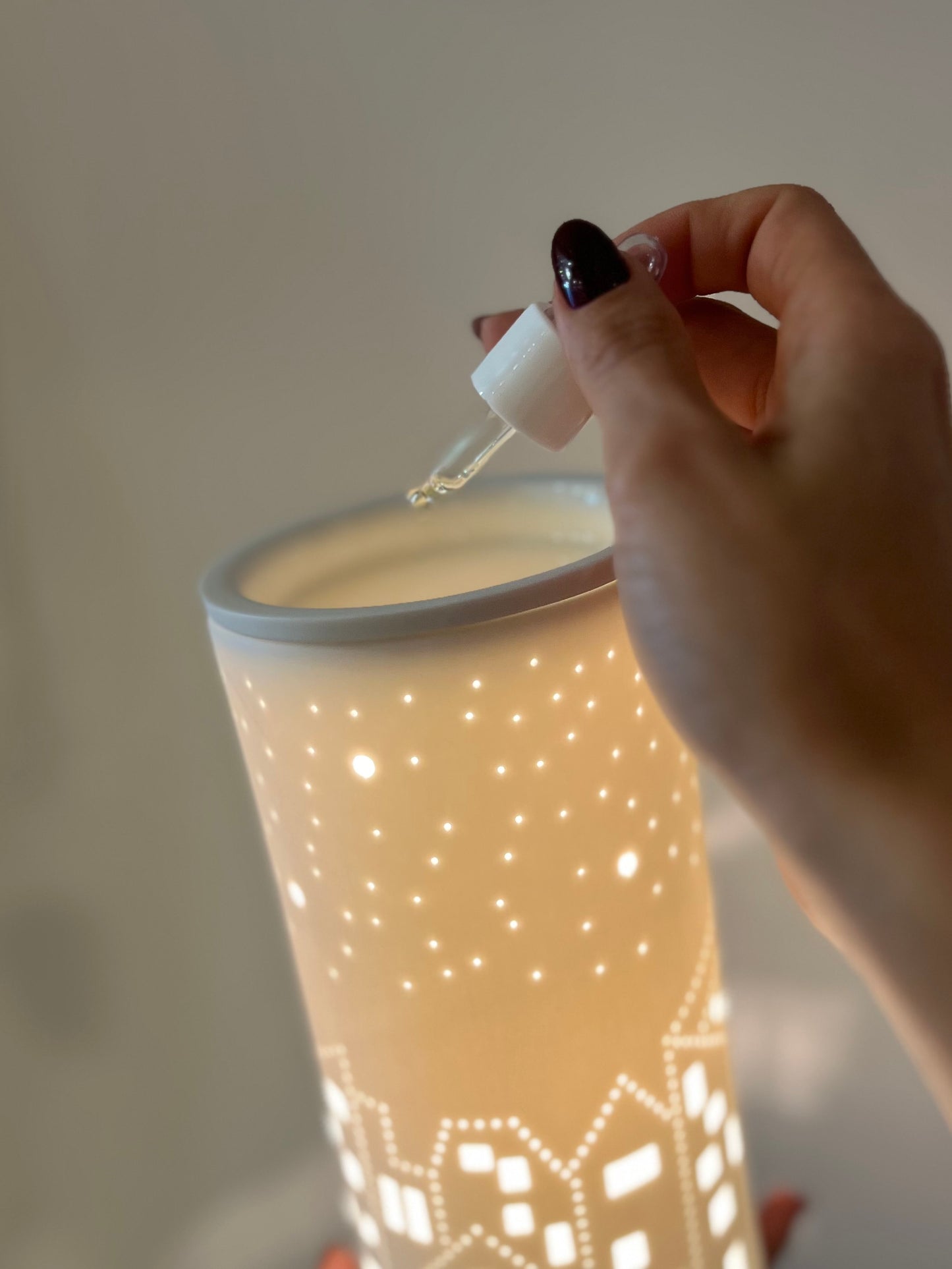 LAMPADA A DIFFUSORE ELETTRICO IN CERAMICA TRAFORATA, CON OLIO ESSENZIALE CHRISTMAS VIBES