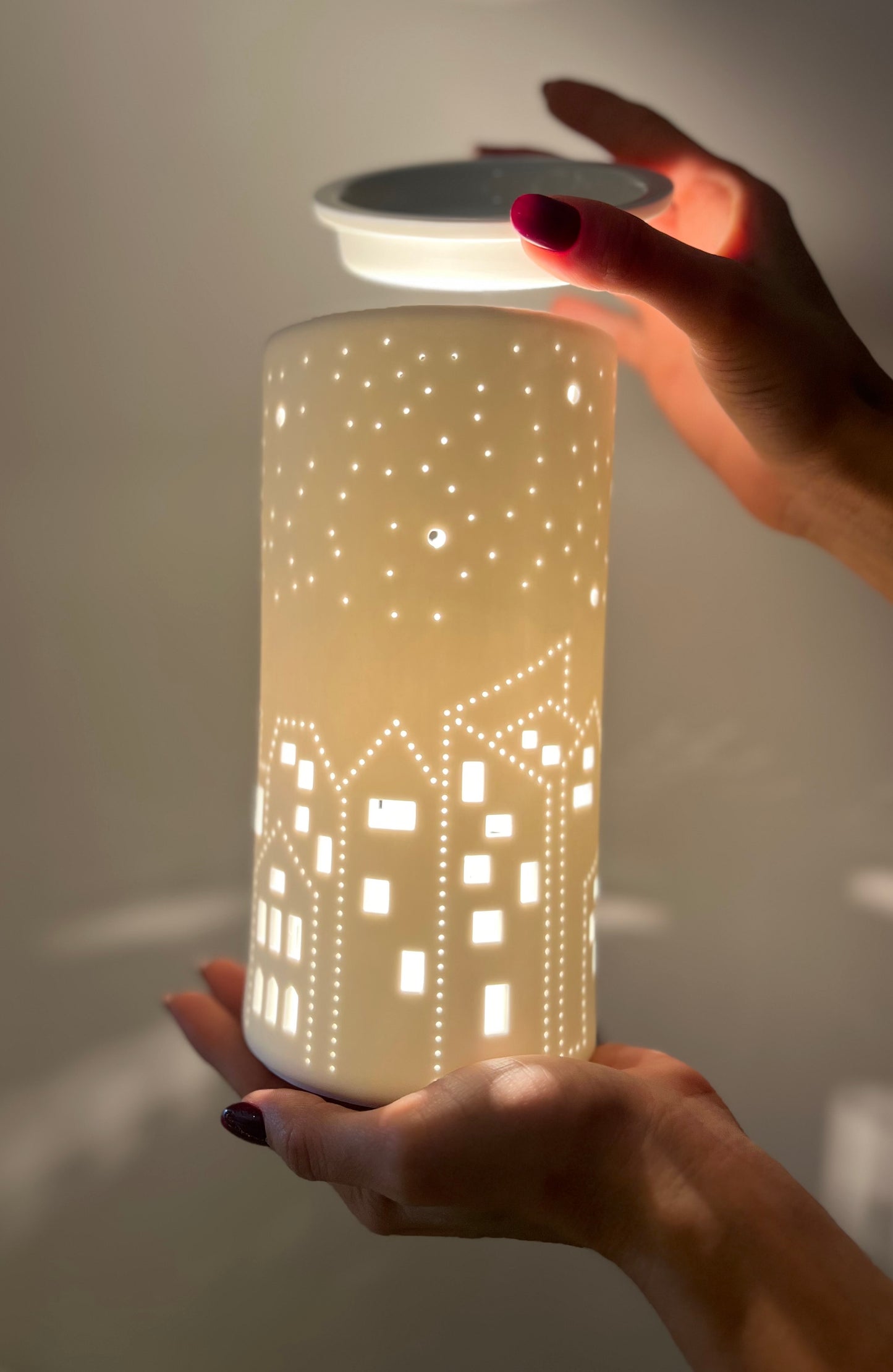 LAMPADA A DIFFUSORE ELETTRICO IN CERAMICA TRAFORATA, CON OLIO ESSENZIALE CHRISTMAS VIBES