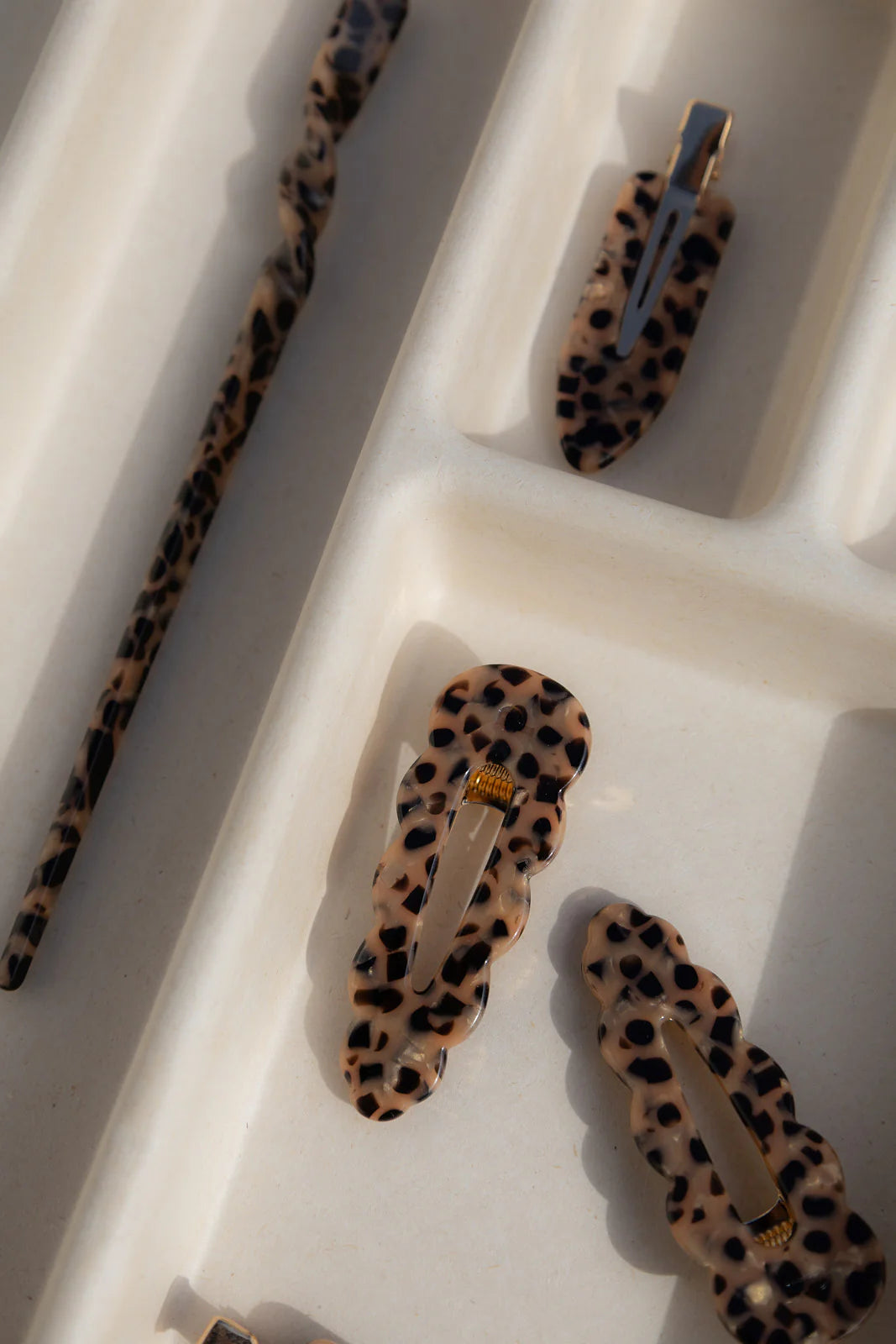 FERMAGLIO A PINZA FIRMATO PEIGNÉE - LEOPARD