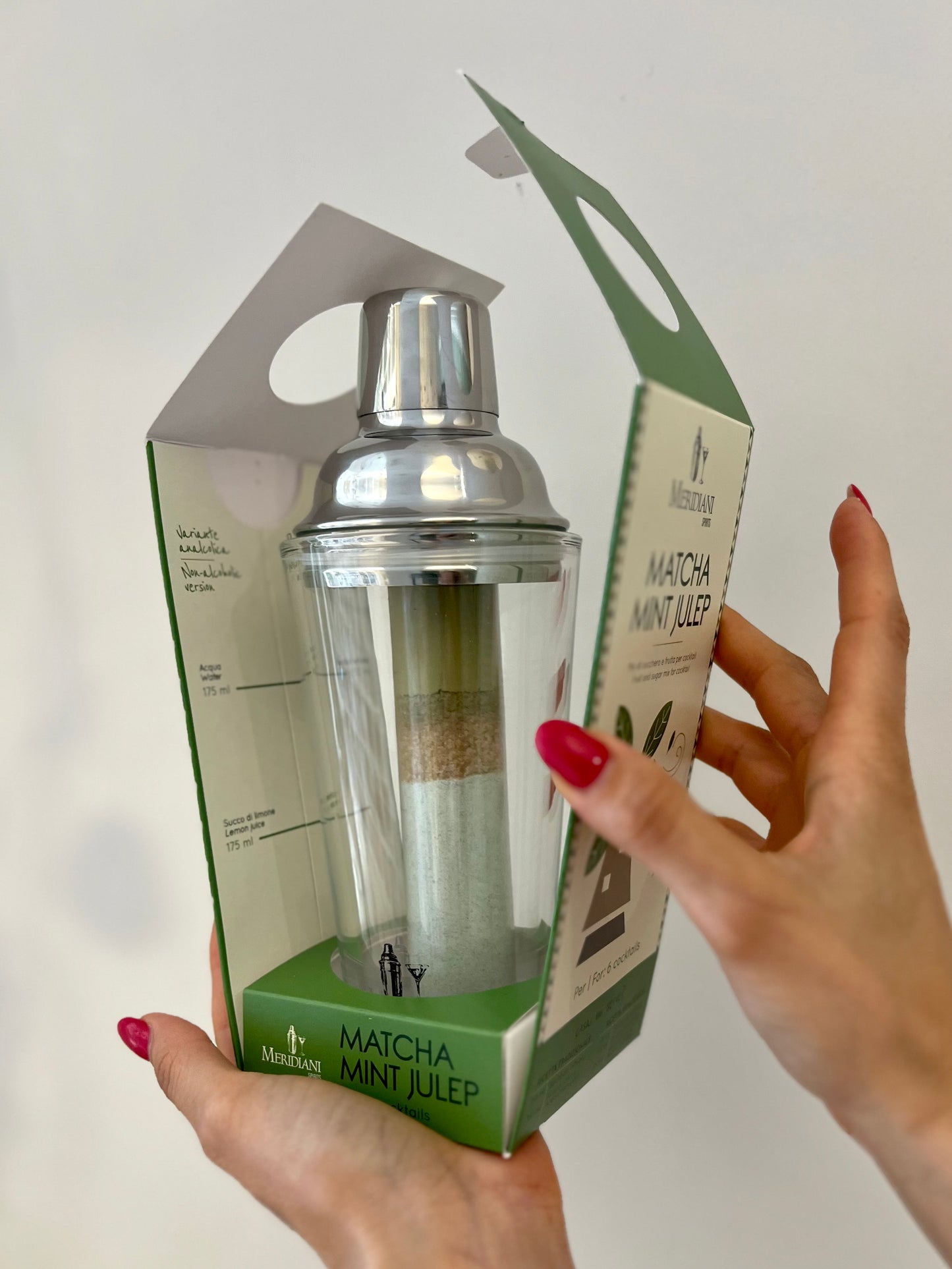 SHAKER IN VETRO CON PREPARATO MATCHA MINT JULEP, Per la preparazione di 4 cocktails.