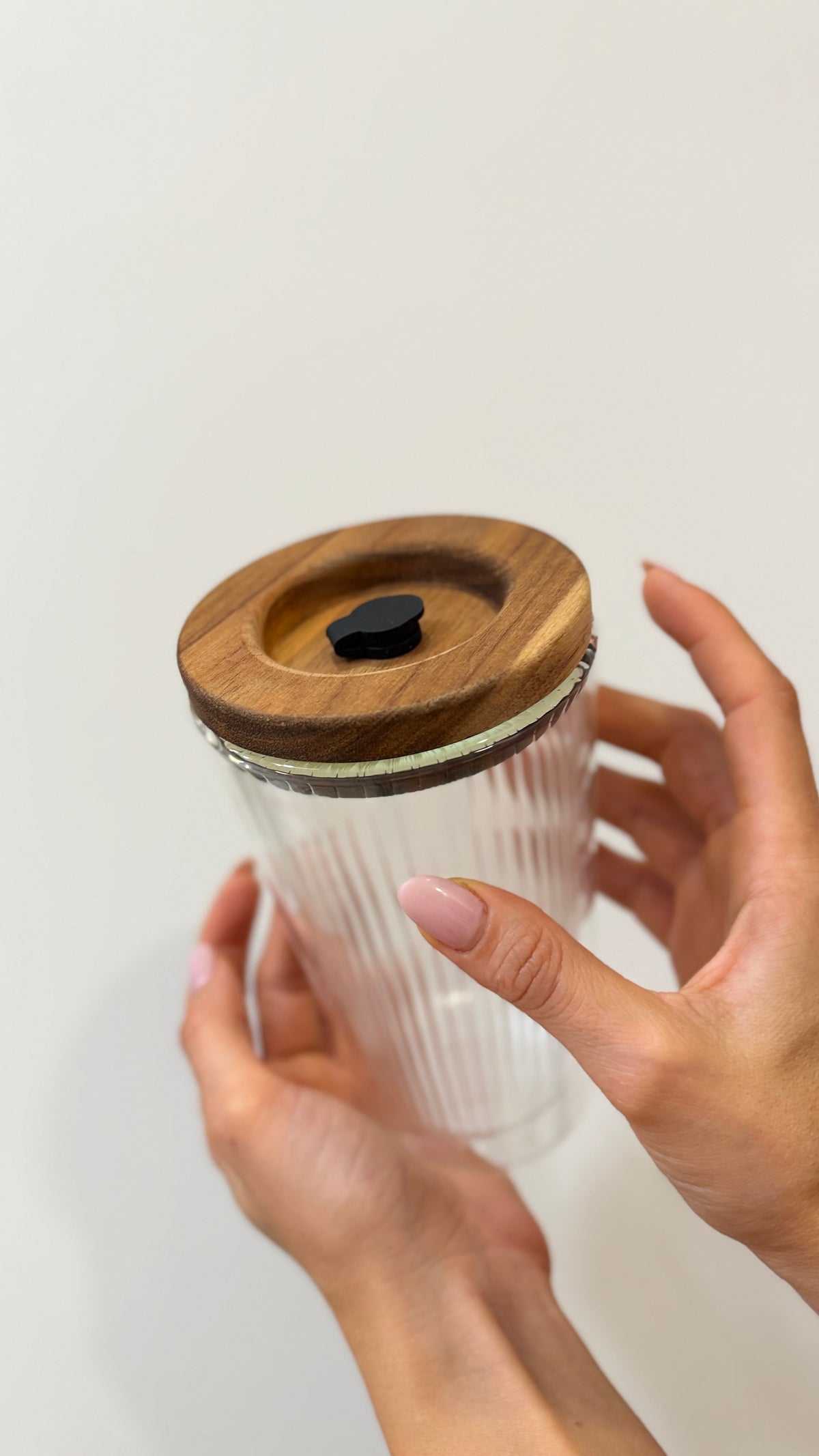 MUG IN VETRO DOPPIA PARETE, con cannuccia di vetro e coperchio in legno