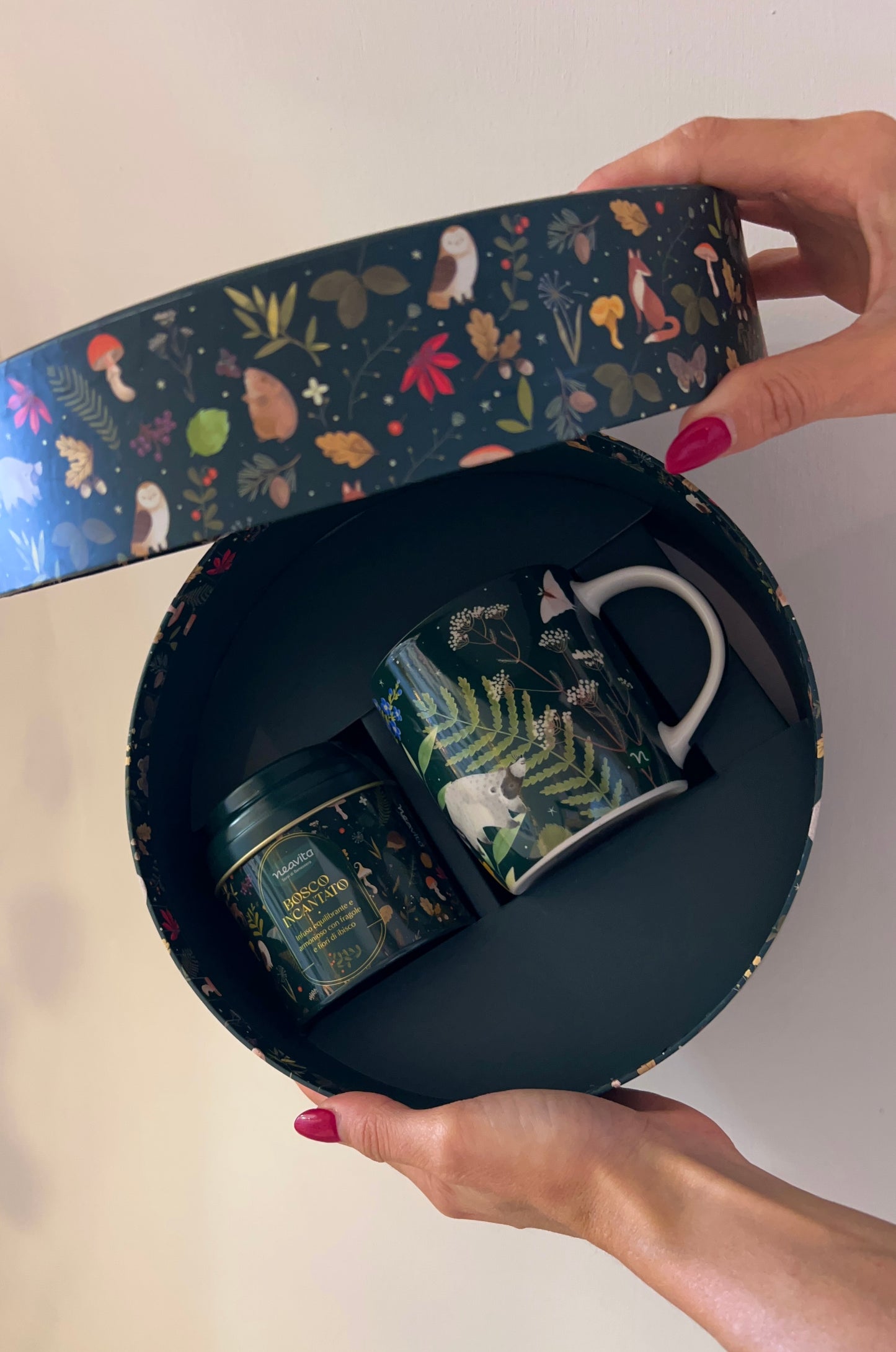 CAPPELLIERA CON MUG e INFUSO BOSCO INCANTATO