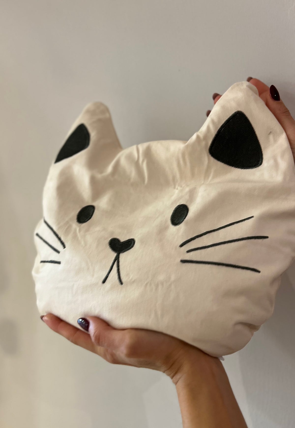 CUSCINO CON NOCCIOLI DI CILIEGIA- GATTO BEIGE