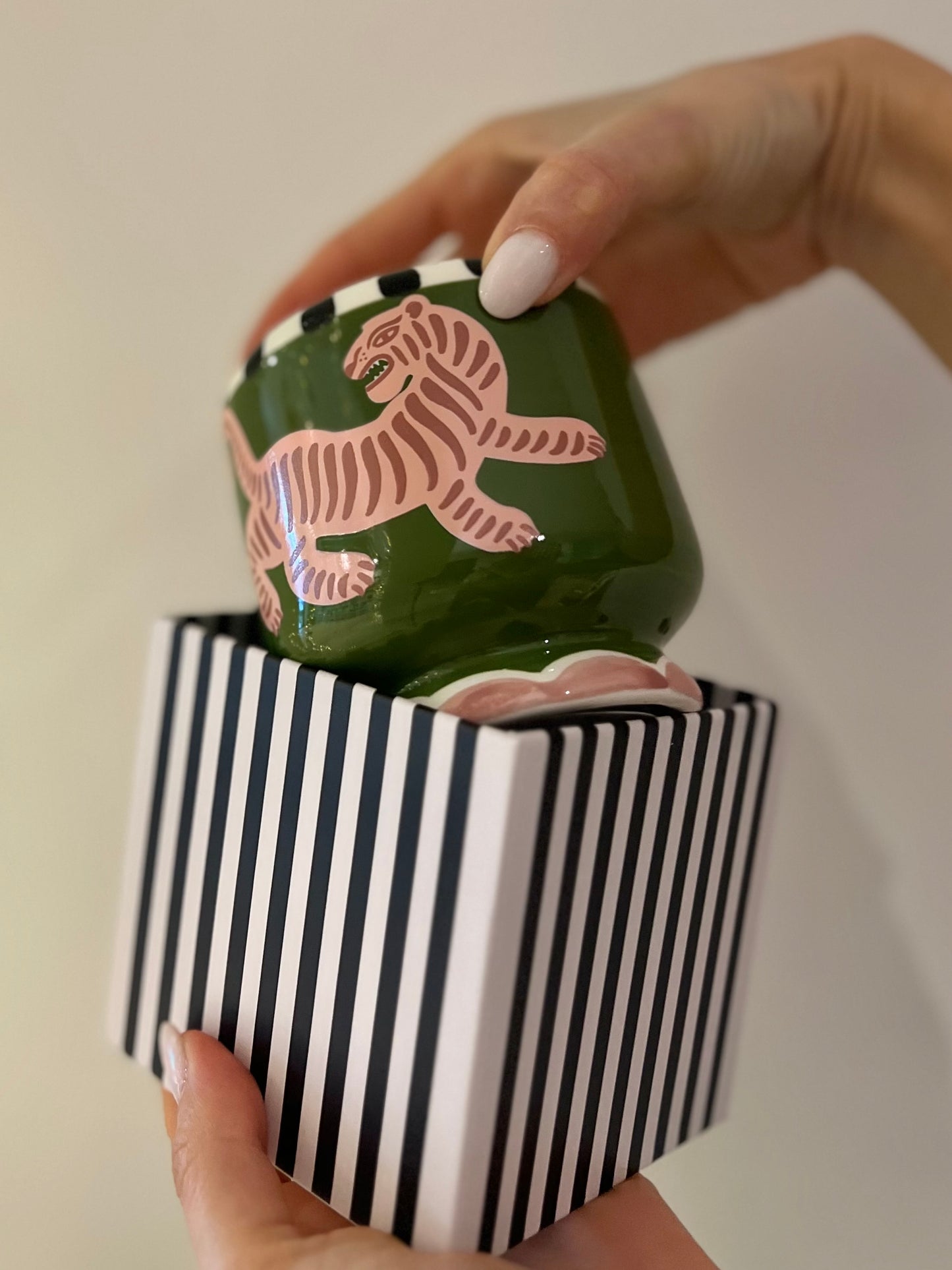 TIGER CERAMIC CANDLE-Cedro nero & Fico 225g