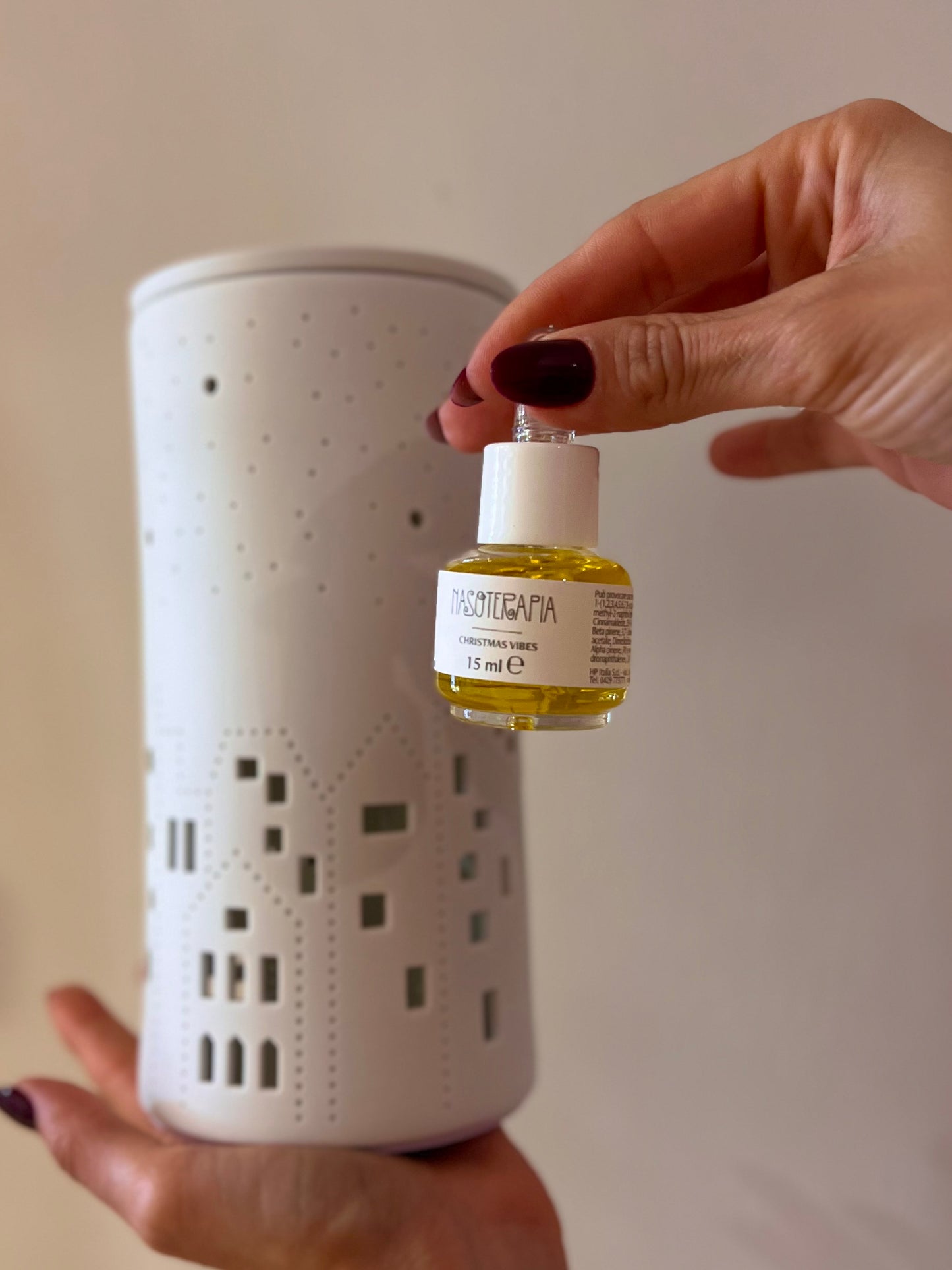 LAMPADA A DIFFUSORE ELETTRICO IN CERAMICA TRAFORATA, CON OLIO ESSENZIALE CHRISTMAS VIBES