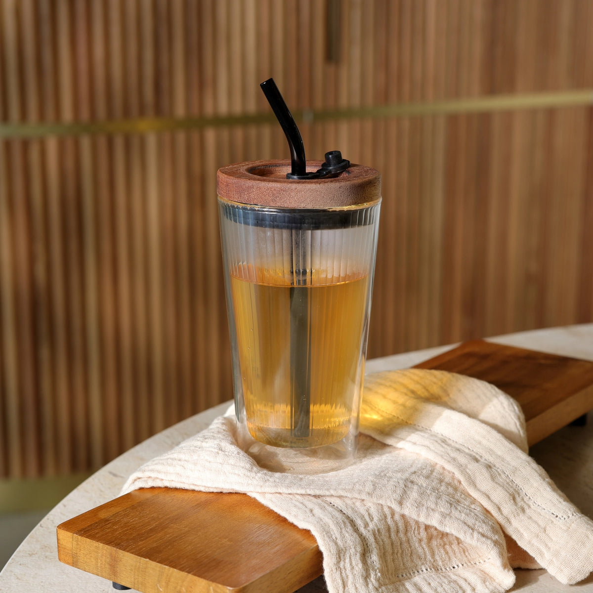 MUG IN VETRO DOPPIA PARETE, con cannuccia di vetro e coperchio in legno