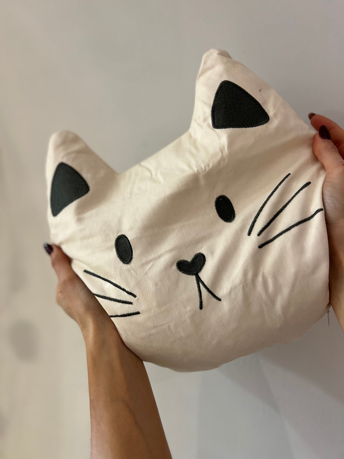 CUSCINO CON NOCCIOLI DI CILIEGIA- GATTO BEIGE