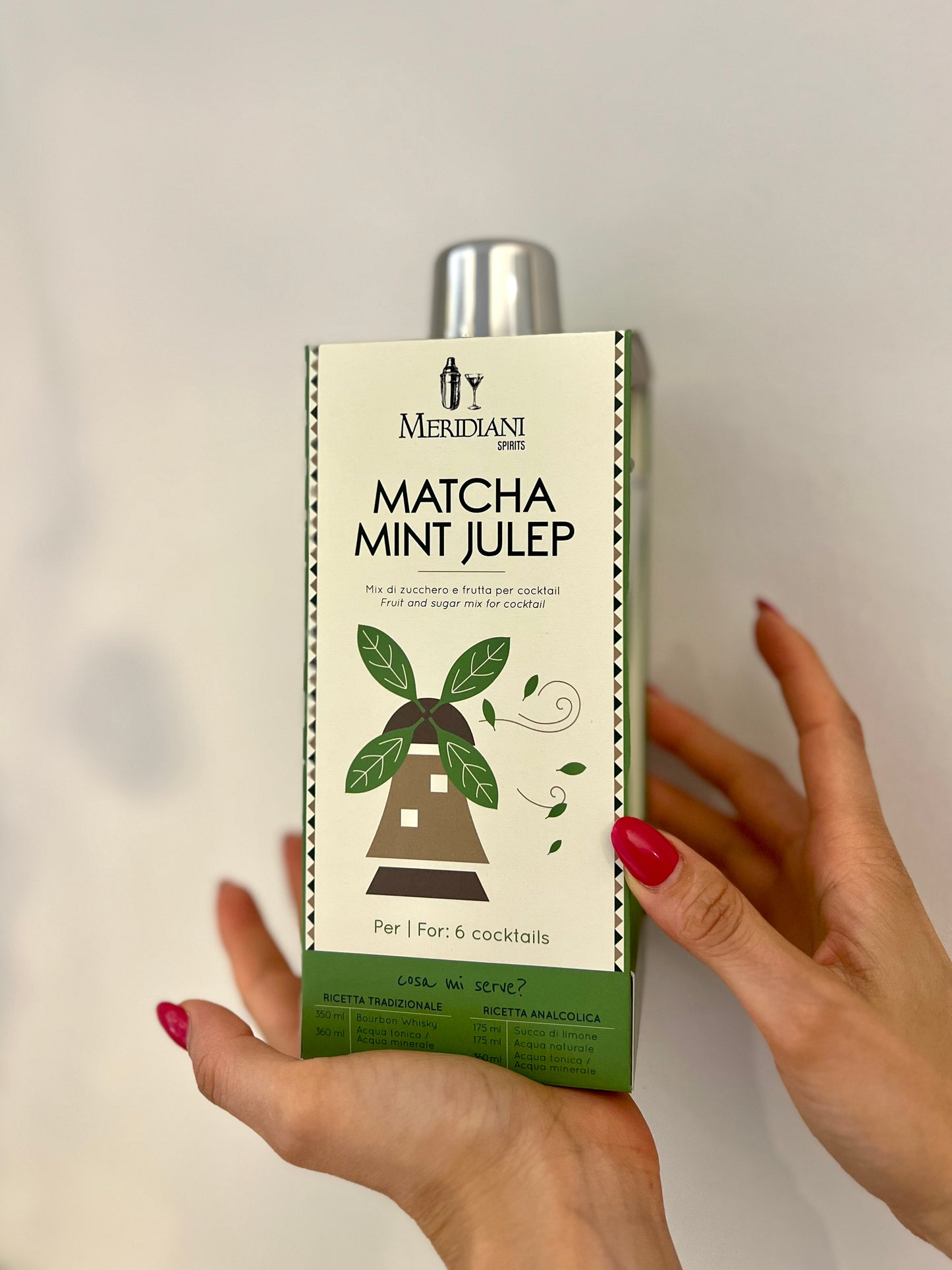 SHAKER IN VETRO CON PREPARATO MATCHA MINT JULEP, Per la preparazione di 4 cocktails.