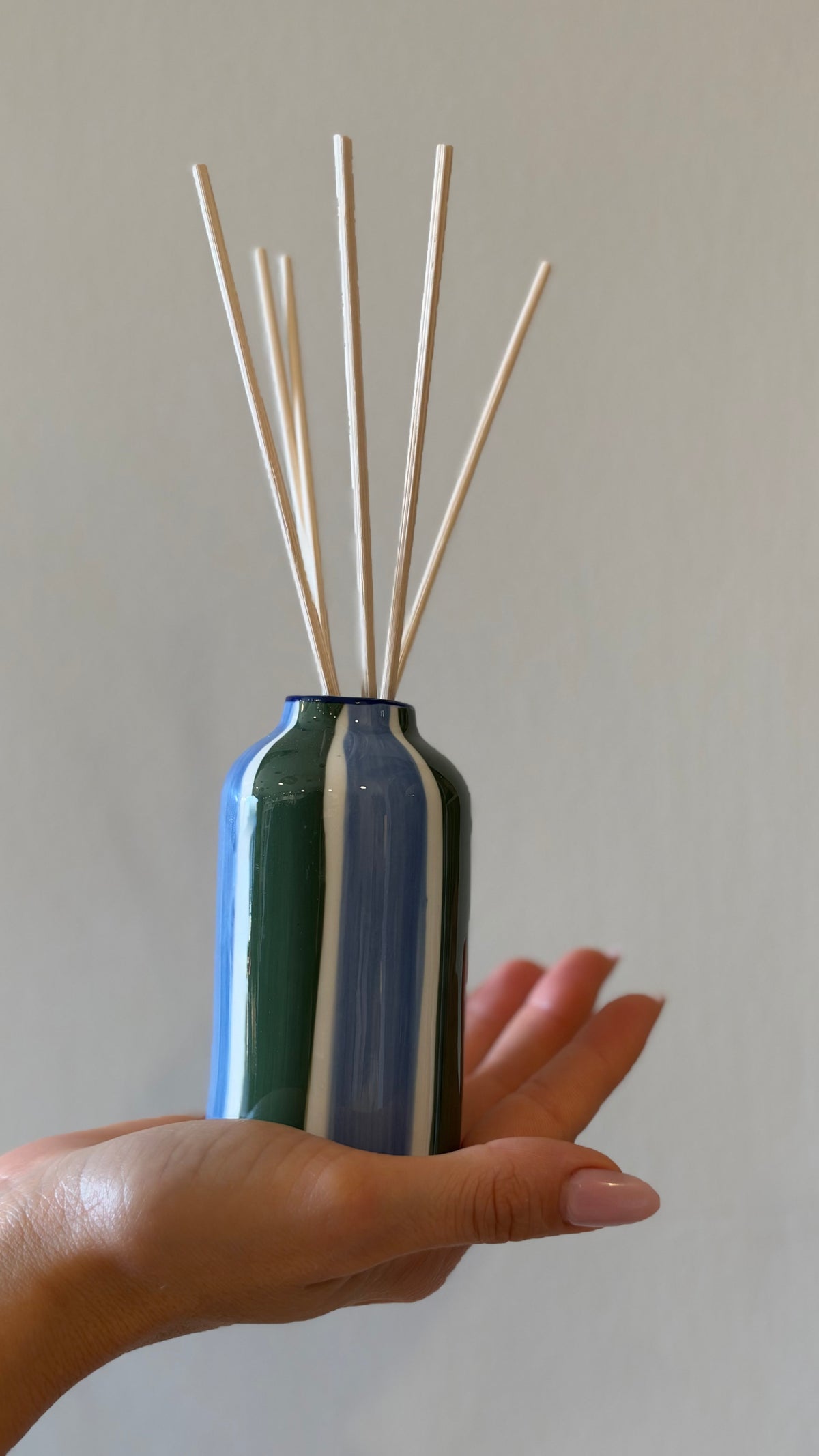 PEACOCK CERAMIC DIFFUSER, Misted lime