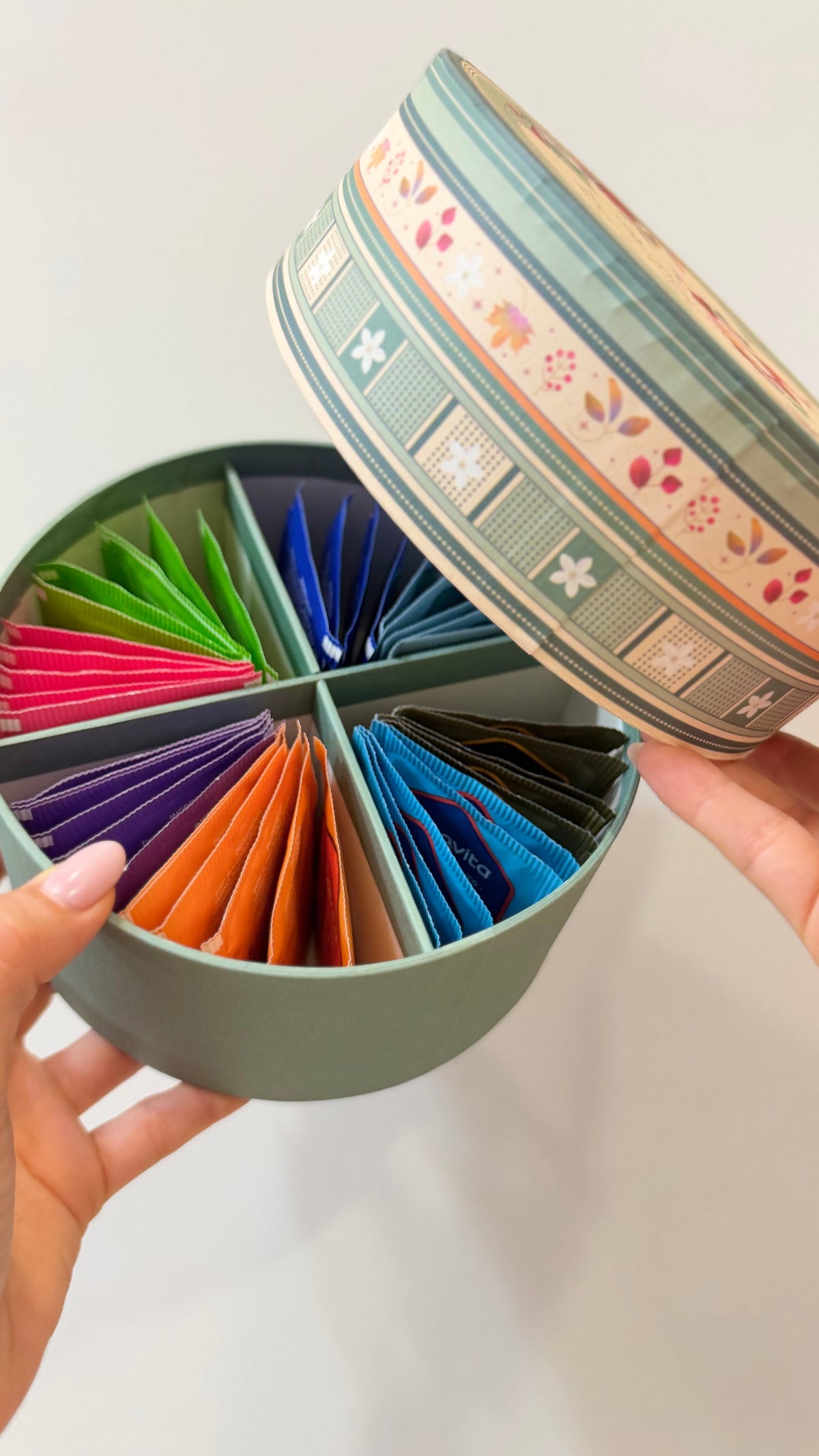 CAPPELLIERA A 4 SCOMPARTI, 40 infusi assortiti