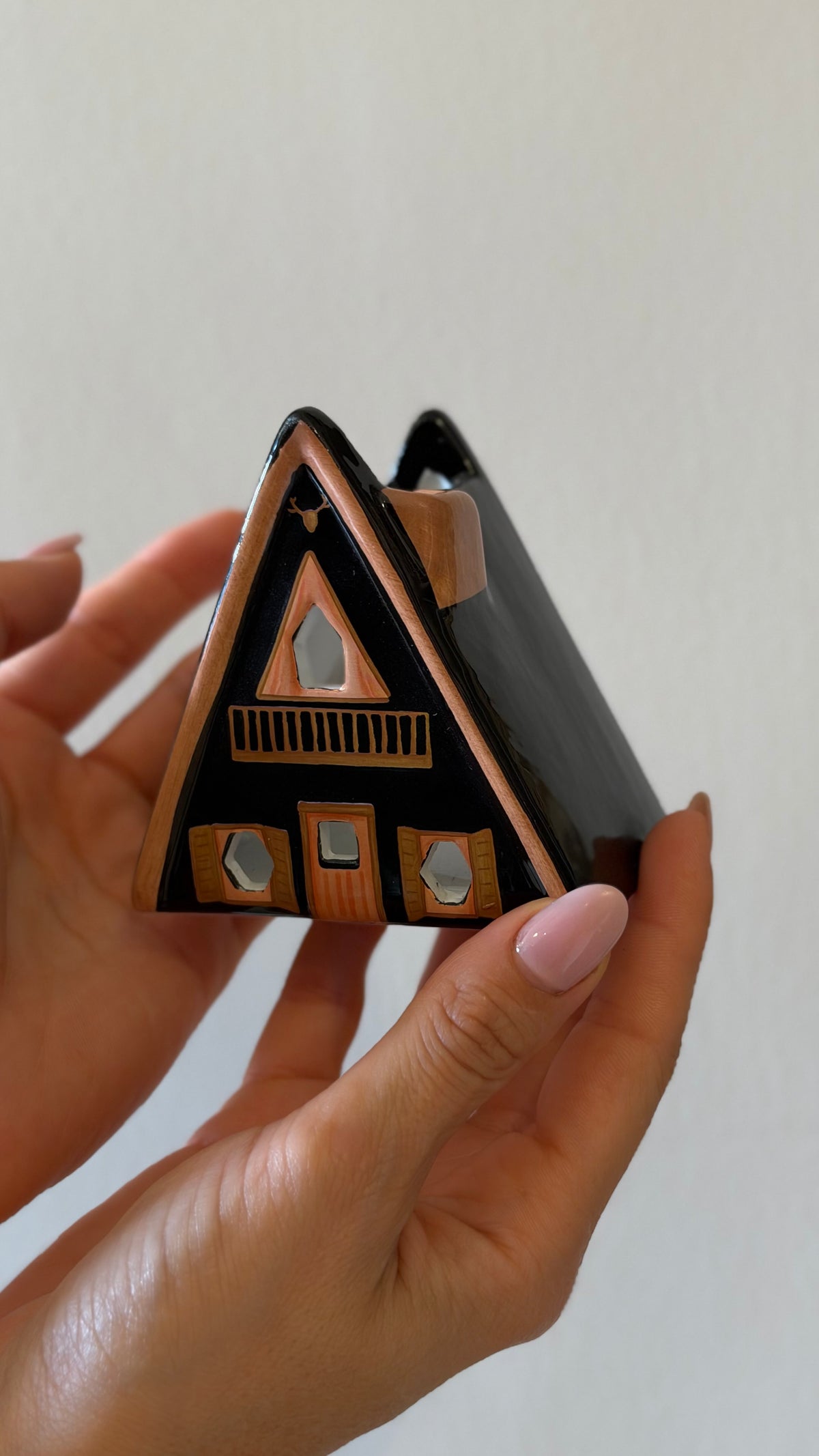 NORDIC CABIN, Casetta in ceramica porta incenso e candela, con 20 coni d'incenso e 1 tealight