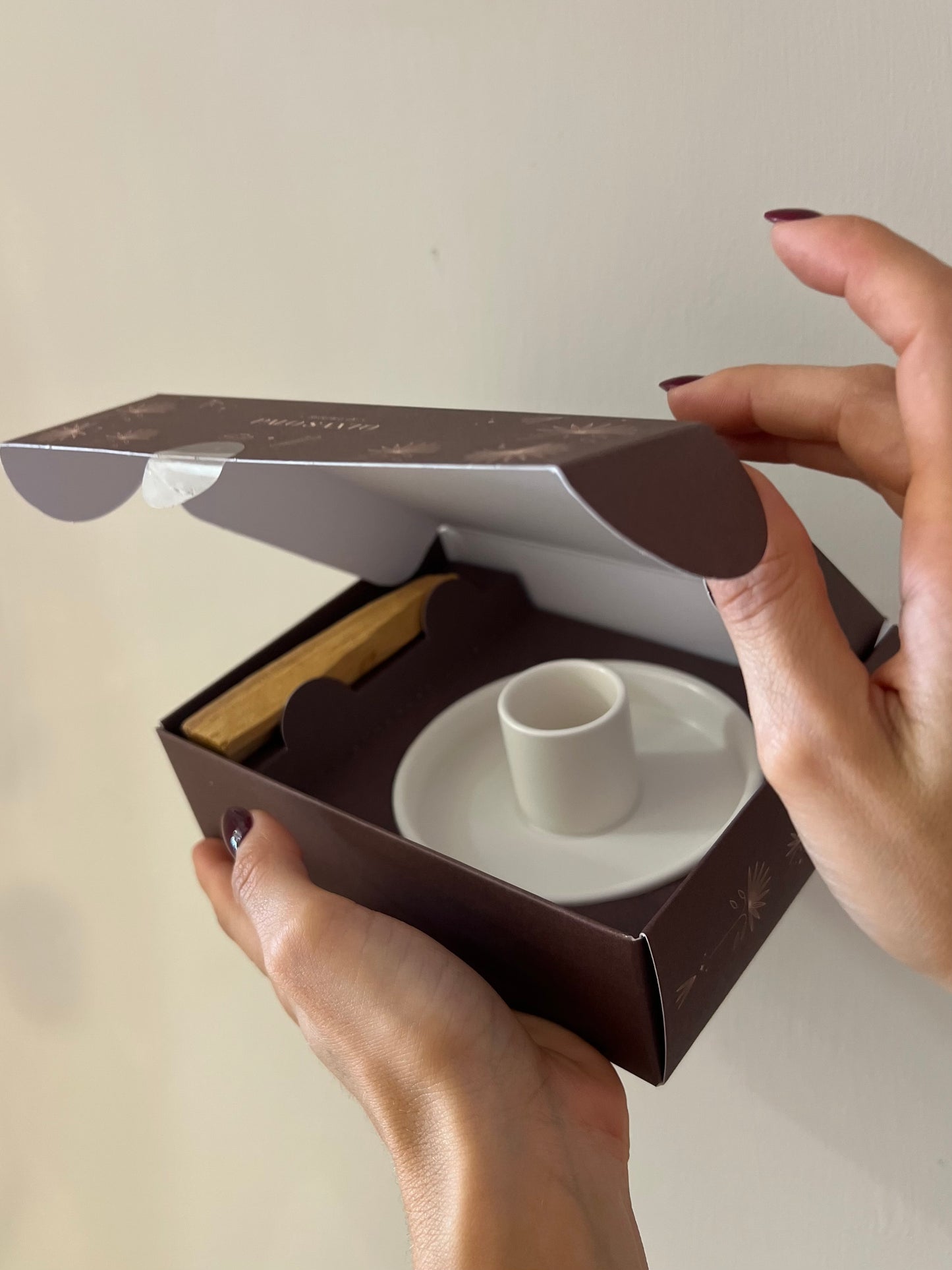 PIATTINO IN CERAMICA BIANCA PORTA PALOSANTO + 2 LEGNETTI