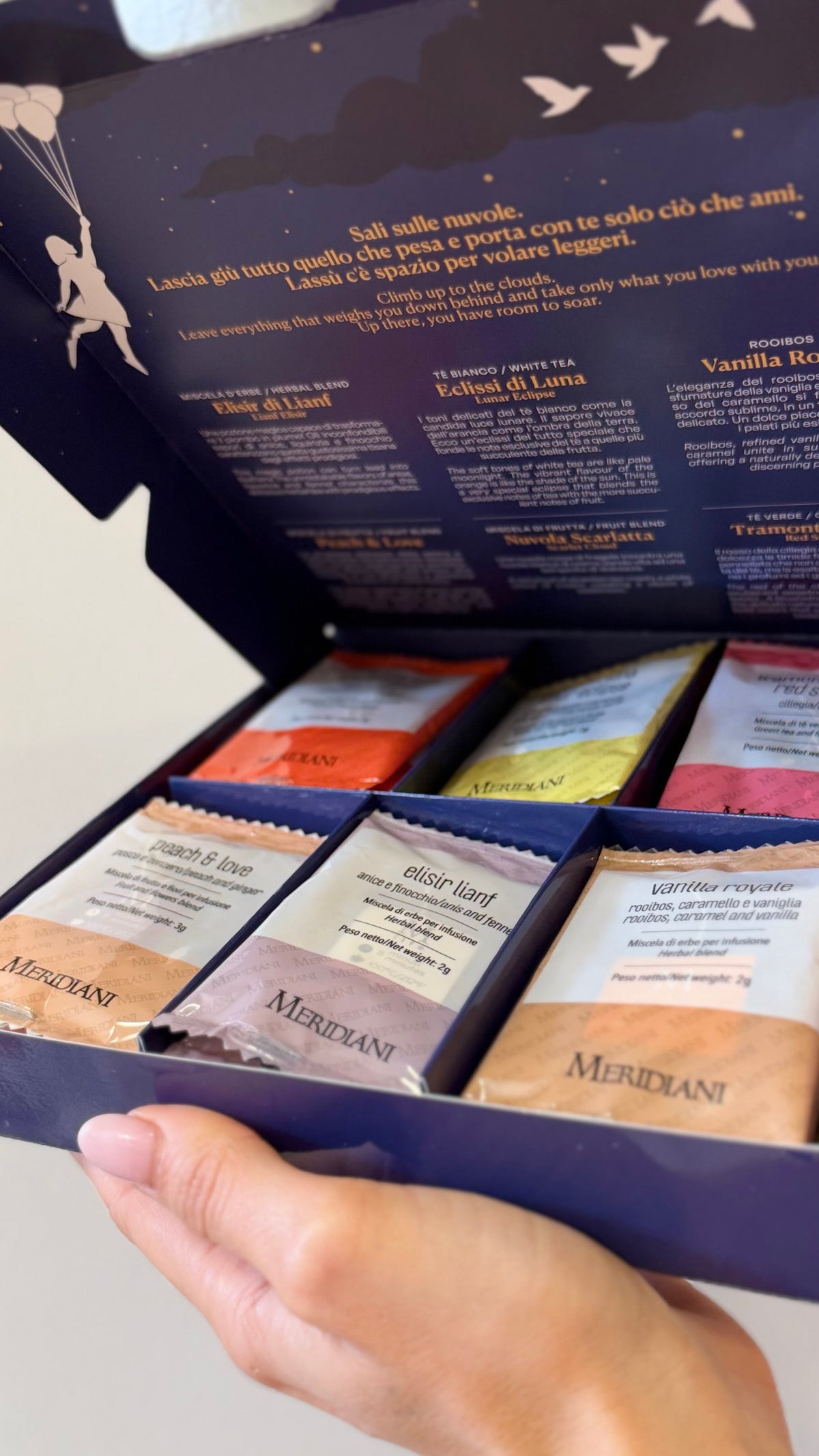 DOLCEZZA TRA LE NUVOLE, Cofanetto con 24 filtri – 6 miscele assortite di tè e infusi