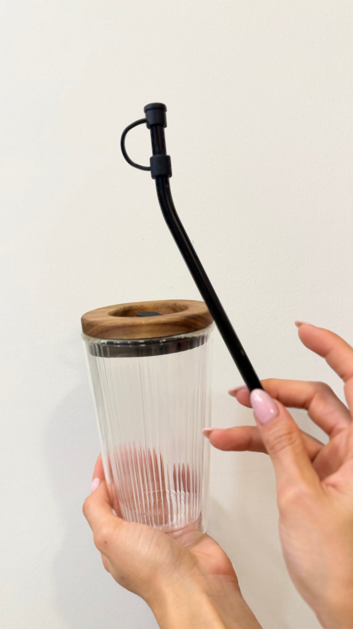 MUG IN VETRO DOPPIA PARETE, con cannuccia di vetro e coperchio in legno