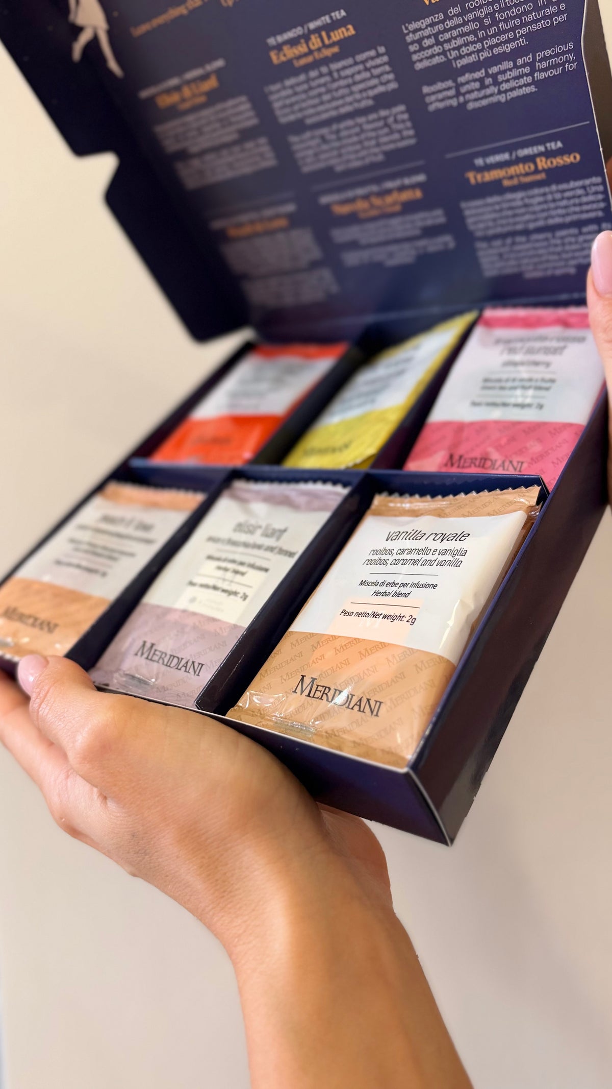 DOLCEZZA TRA LE NUVOLE, Cofanetto con 24 filtri – 6 miscele assortite di tè e infusi