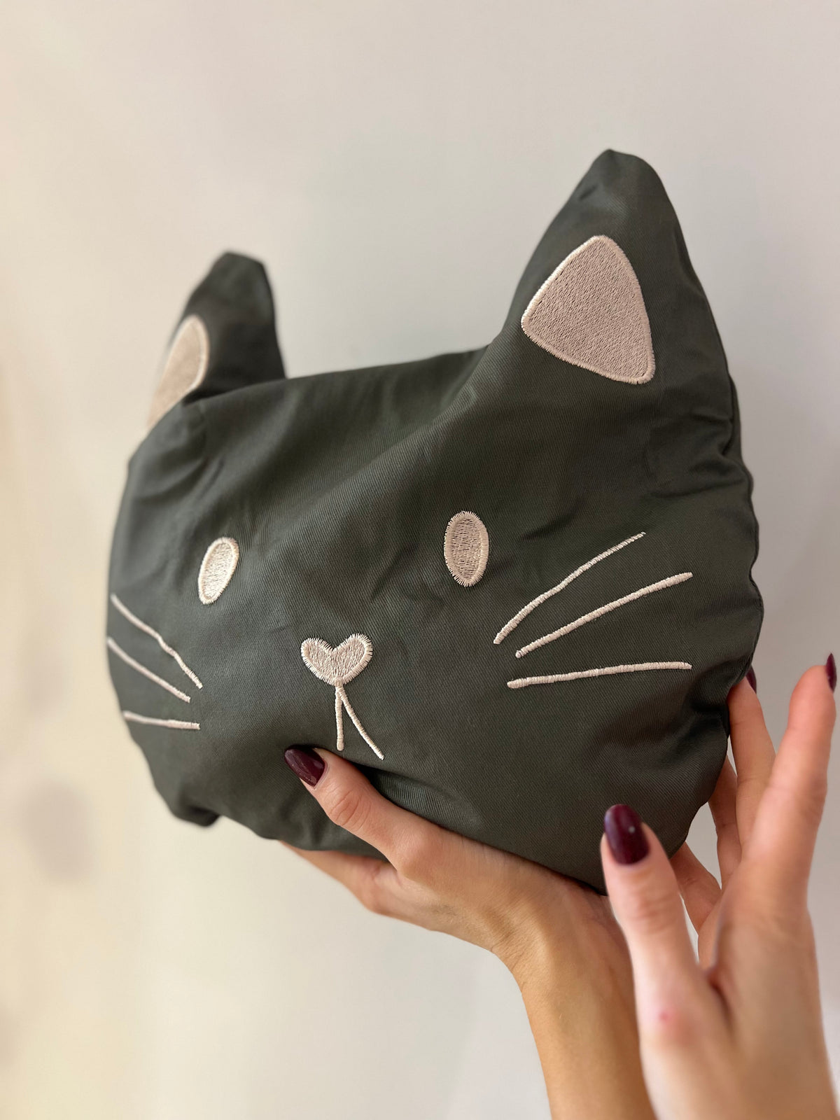 CUSCINO CON NOCCIOLI DI CILIEGIA - GATTO GREY