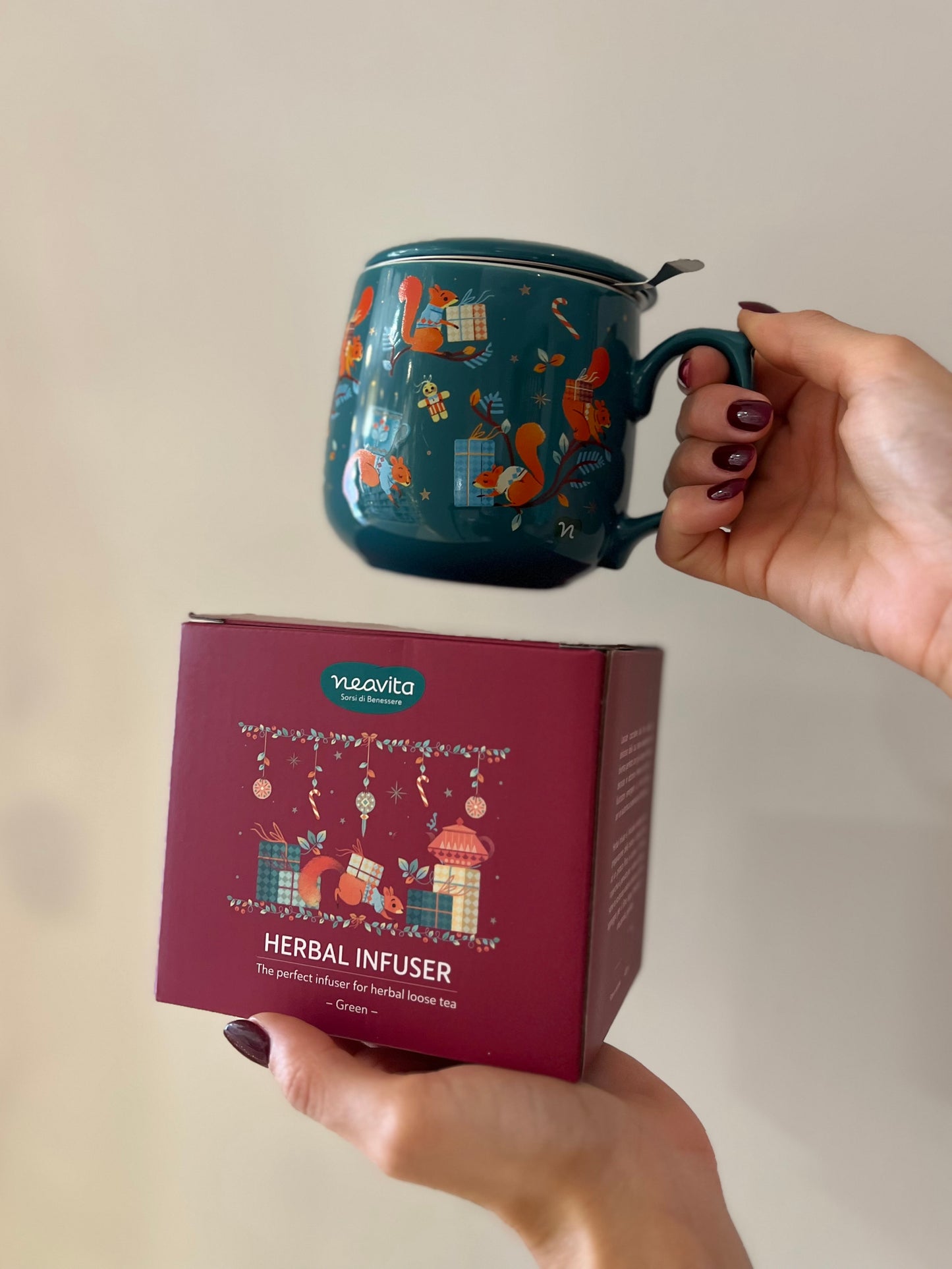 INFUSIERA IN CERAMICA "SCOIATTOLINI DI  NATALE"