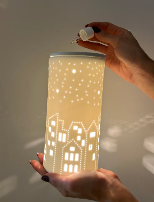 LAMPADA A DIFFUSORE ELETTRICO IN CERAMICA TRAFORATA, CON OLIO ESSENZIALE CHRISTMAS VIBES
