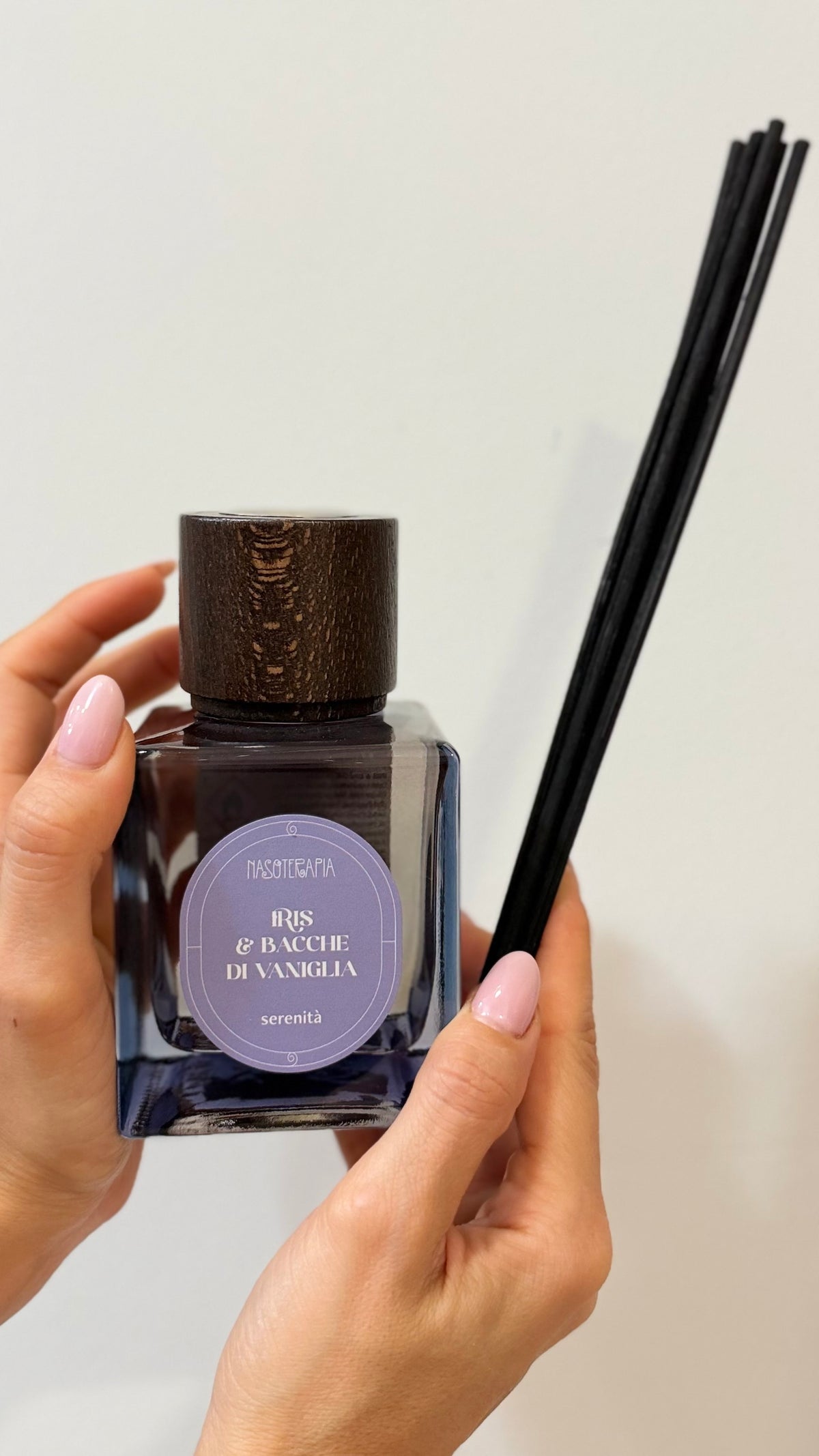 DIFFUSORE CON BASTONCINI Iris & Bacche di Vaniglia