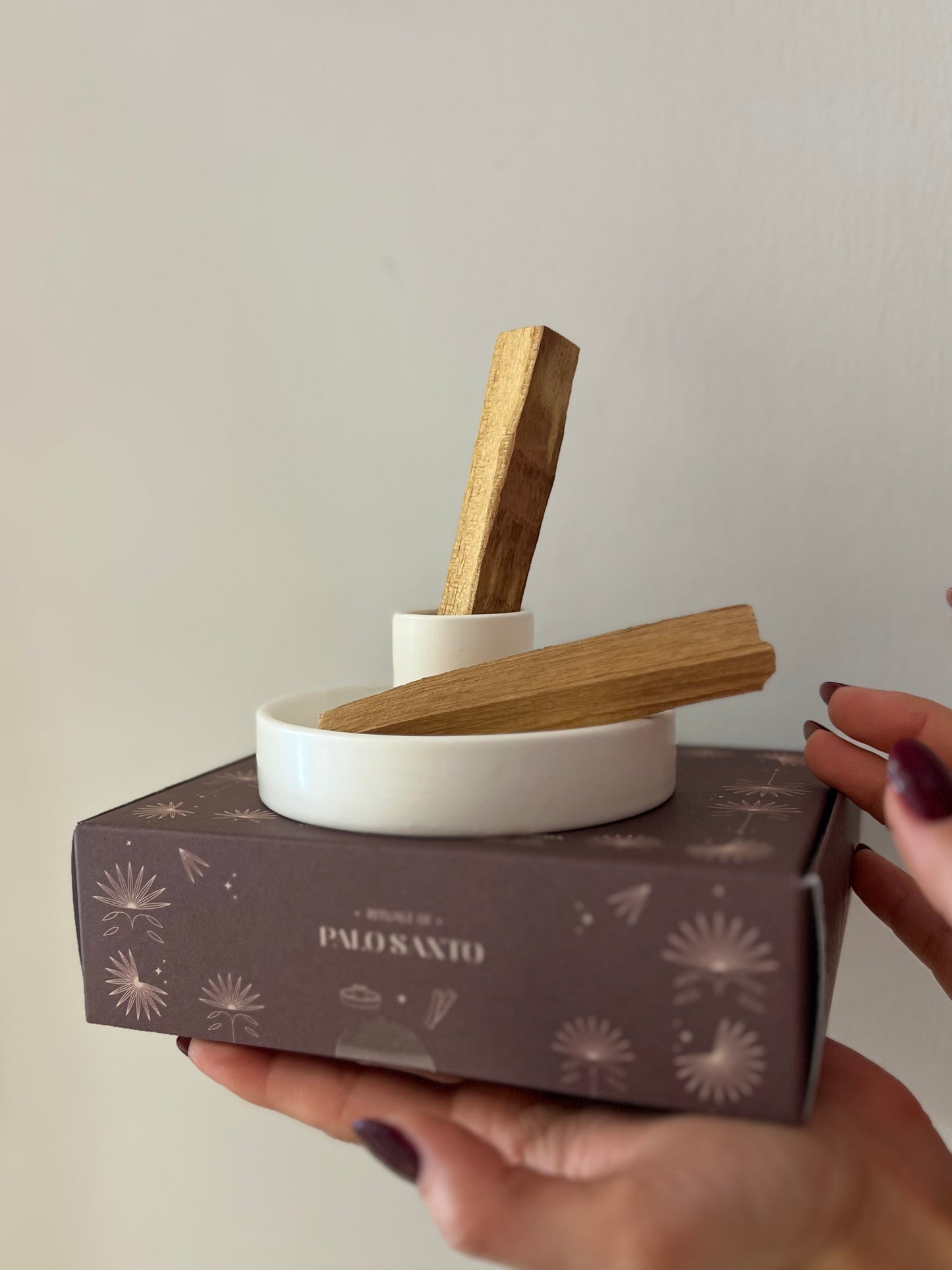 PIATTINO IN CERAMICA BIANCA PORTA PALOSANTO + 2 LEGNETTI