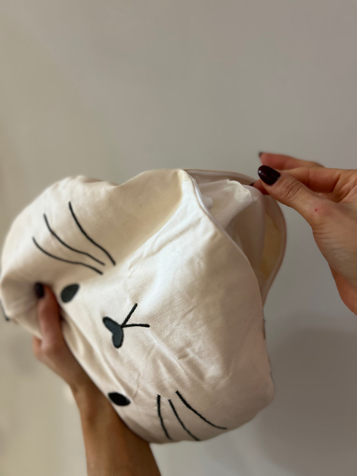 CUSCINO CON NOCCIOLI DI CILIEGIA- GATTO BEIGE