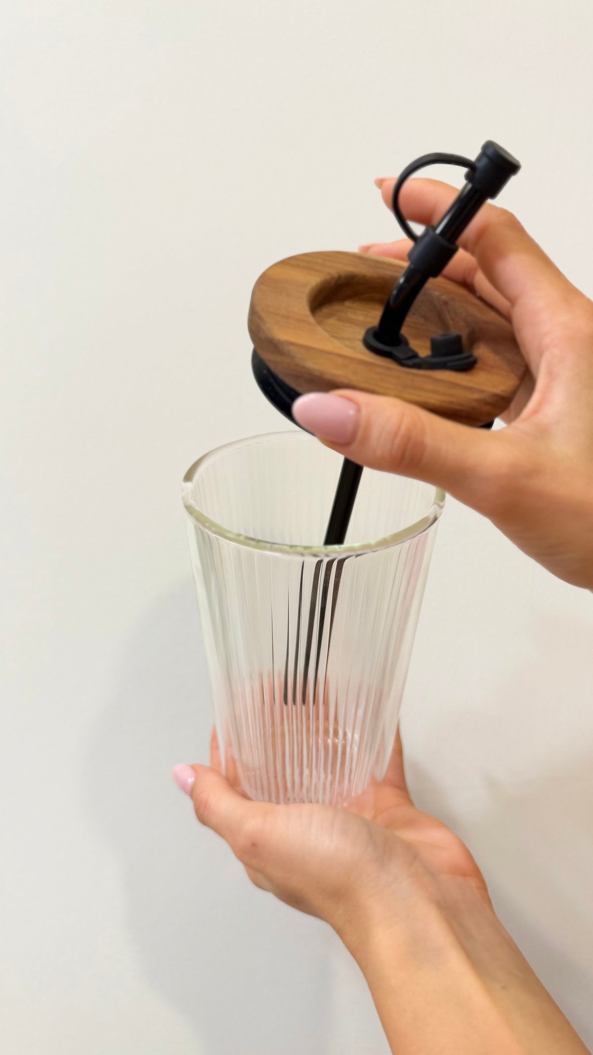 MUG IN VETRO DOPPIA PARETE, con cannuccia di vetro e coperchio in legno