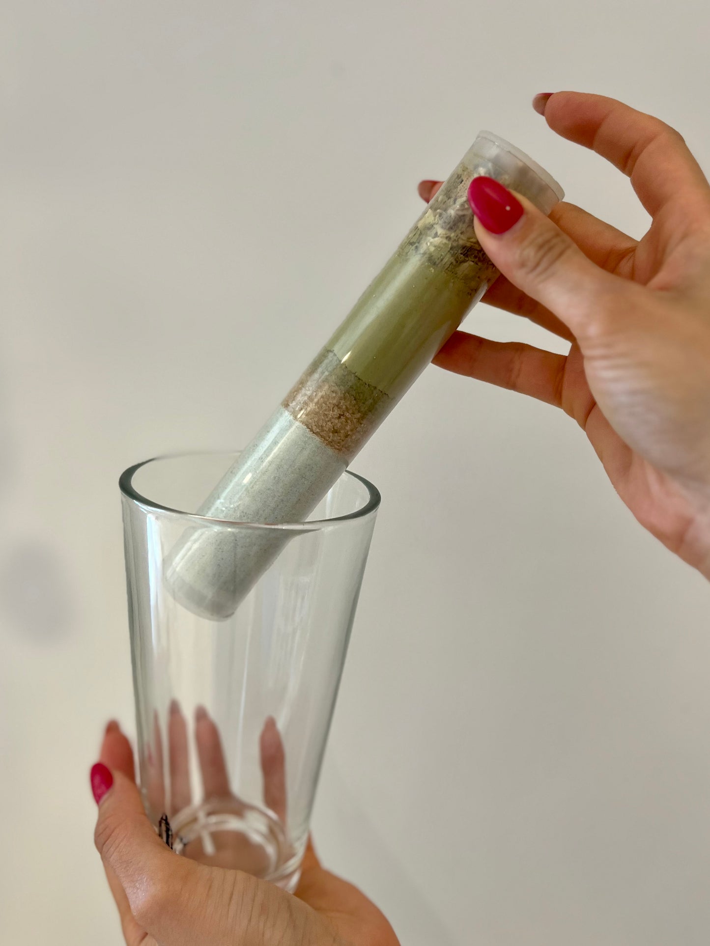 SHAKER IN VETRO CON PREPARATO MATCHA MINT JULEP, Per la preparazione di 4 cocktails.
