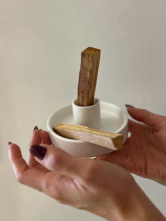 PIATTINO IN CERAMICA BIANCA PORTA PALOSANTO + 2 LEGNETTI