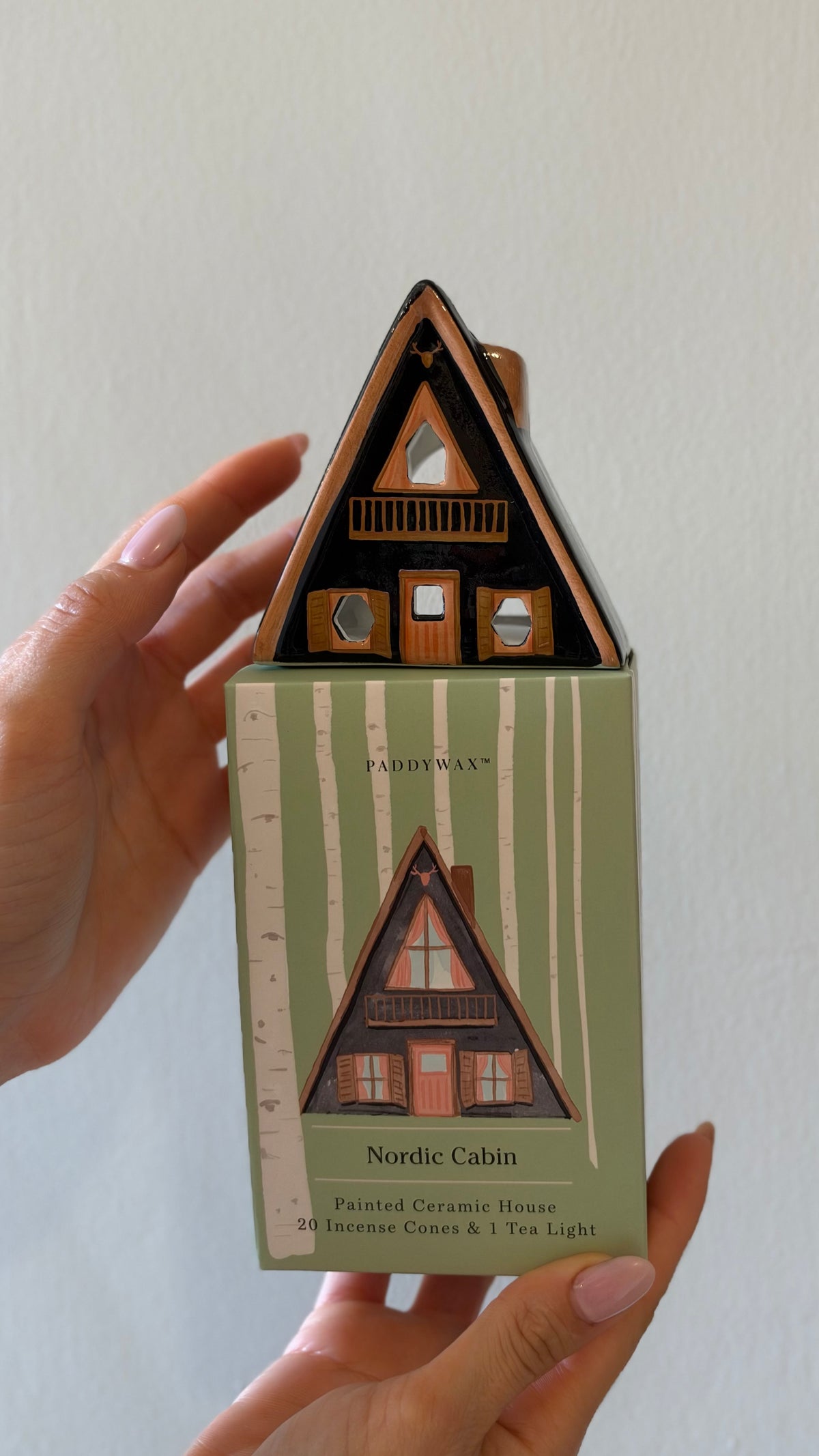 NORDIC CABIN, Casetta in ceramica porta incenso e candela, con 20 coni d'incenso e 1 tealight