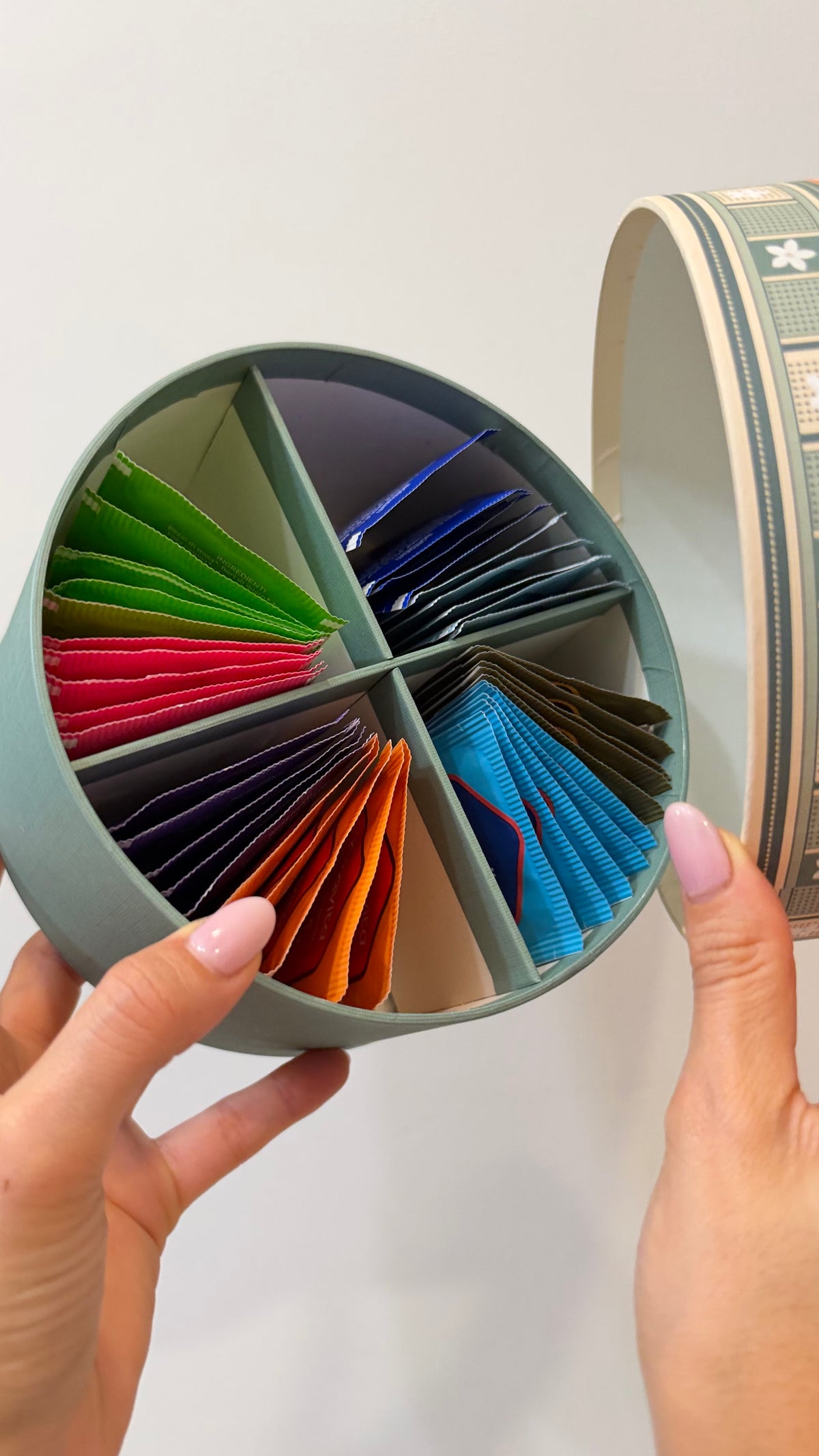 CAPPELLIERA A 4 SCOMPARTI, 40 infusi assortiti