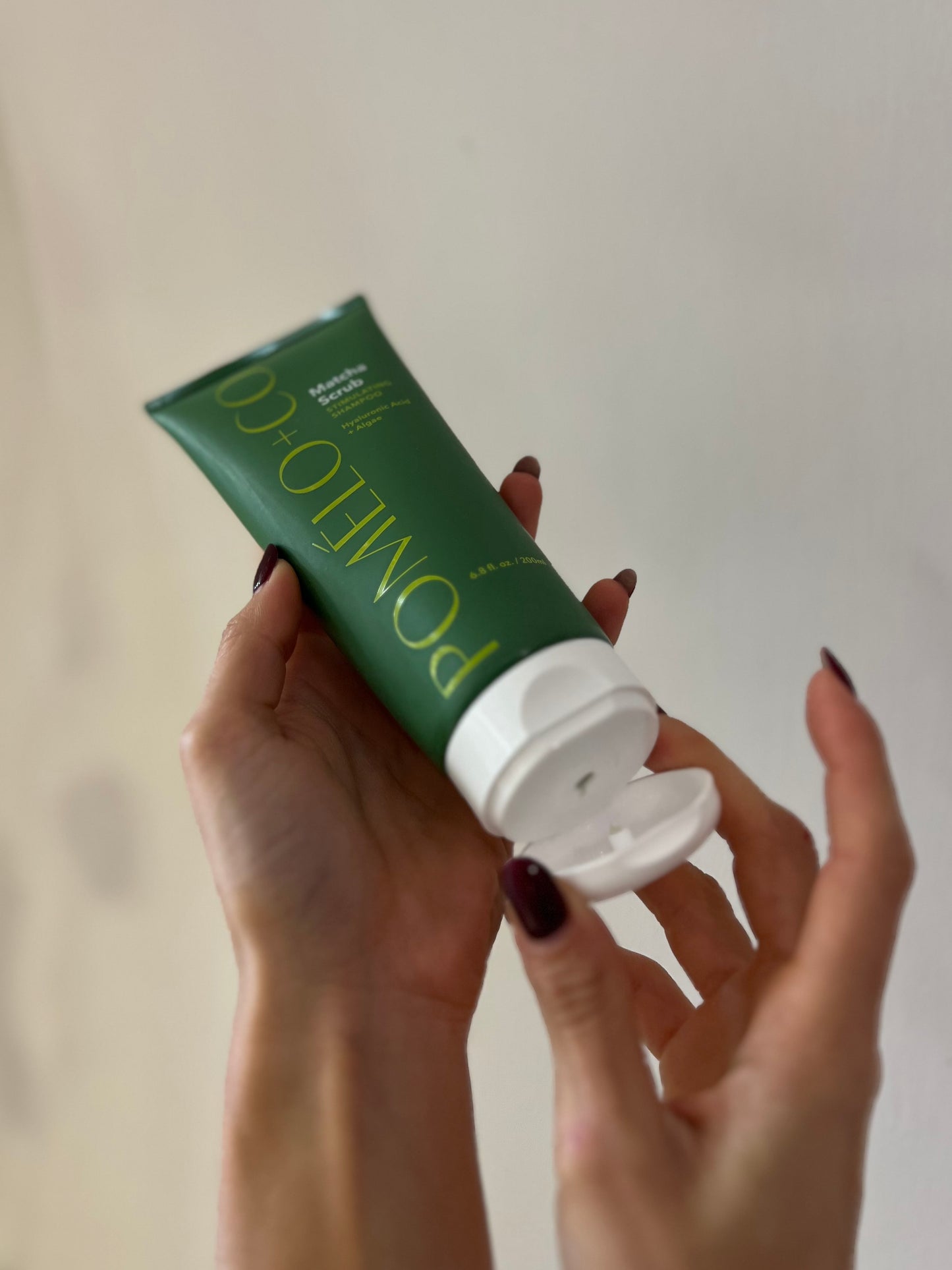 MATCHA SCRUB, shampoo scrub volumizzante con micro esfolianti e acido ialuronico