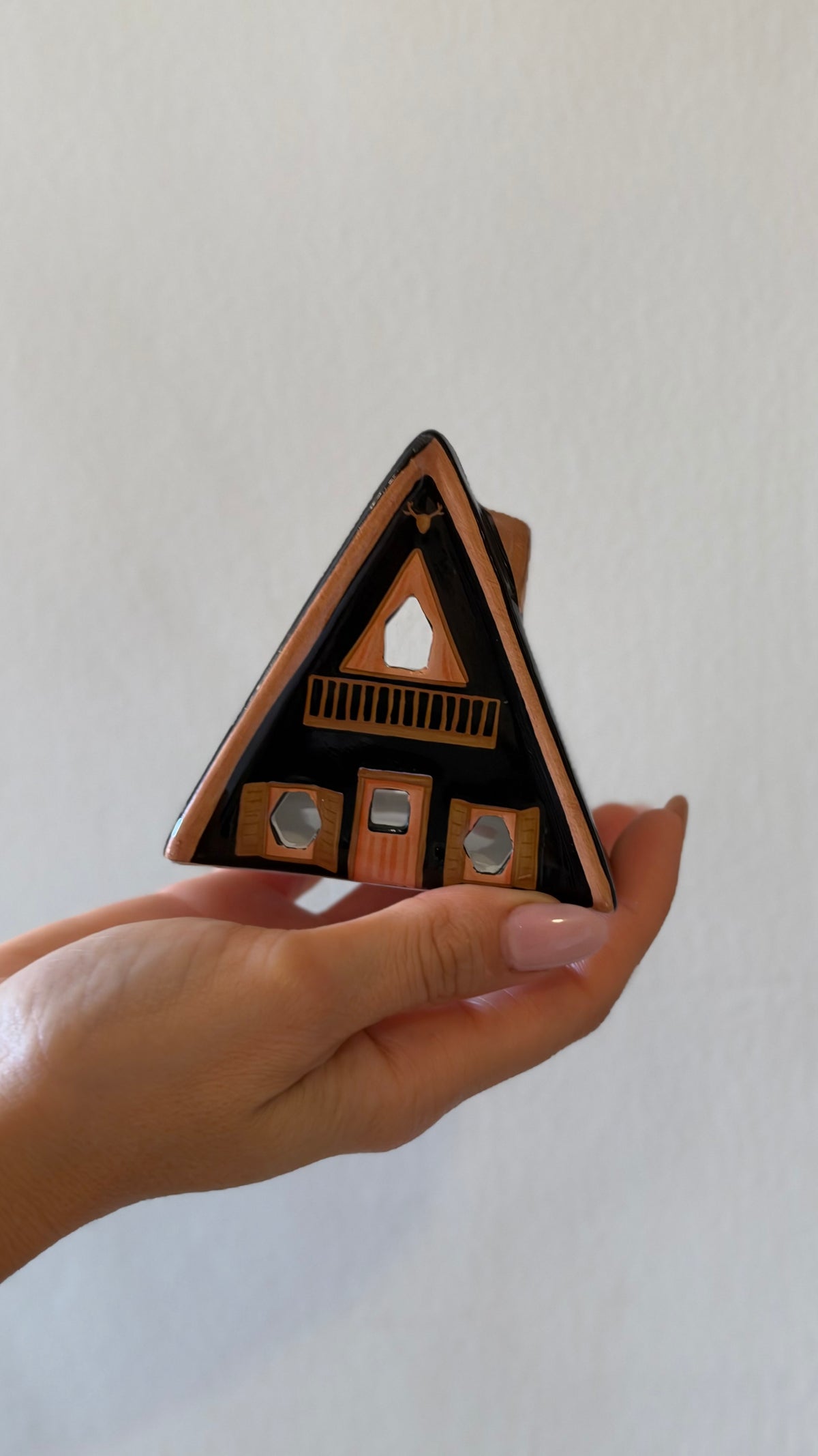 NORDIC CABIN, Casetta in ceramica porta incenso e candela, con 20 coni d'incenso e 1 tealight