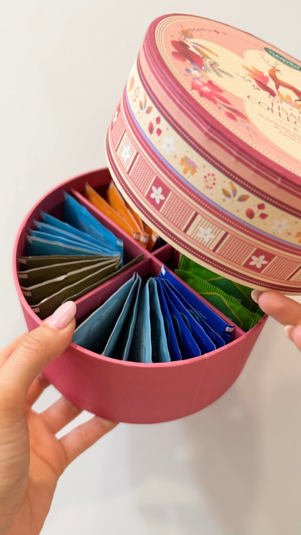 CAPPELLIERA A 4 SCOMPARTI, 40 infusi assortiti