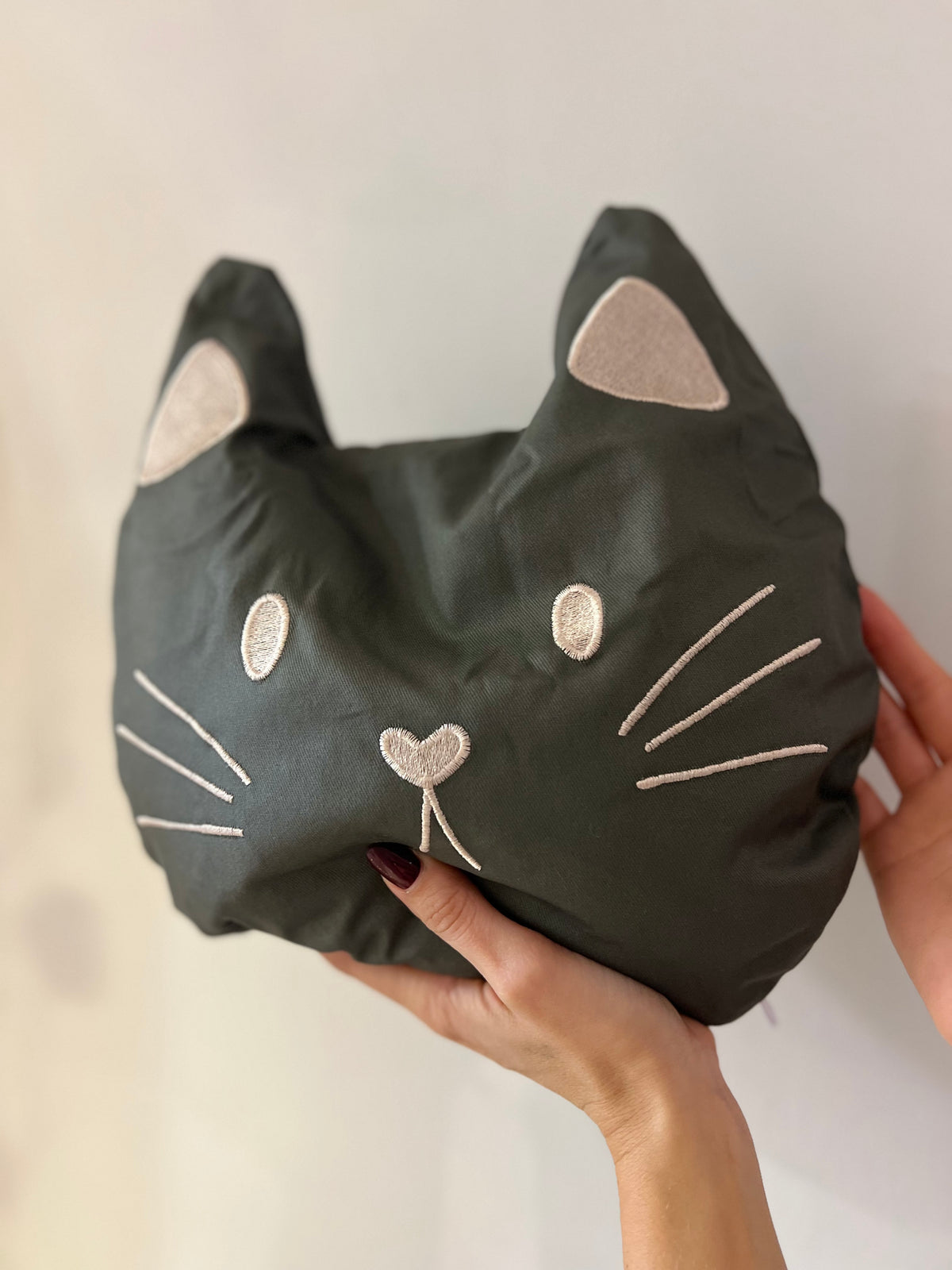 CUSCINO CON NOCCIOLI DI CILIEGIA - GATTO GREY